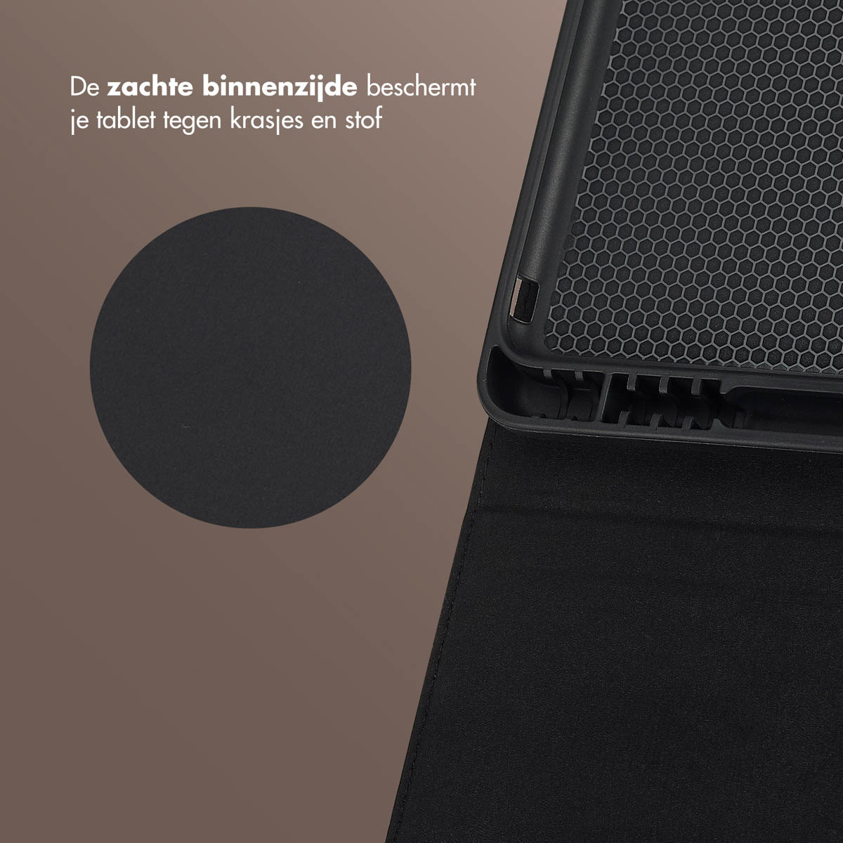 Black tablet case detail. The interior has a honeycomb pattern. A black circle is on the left. The text is in Dutch.