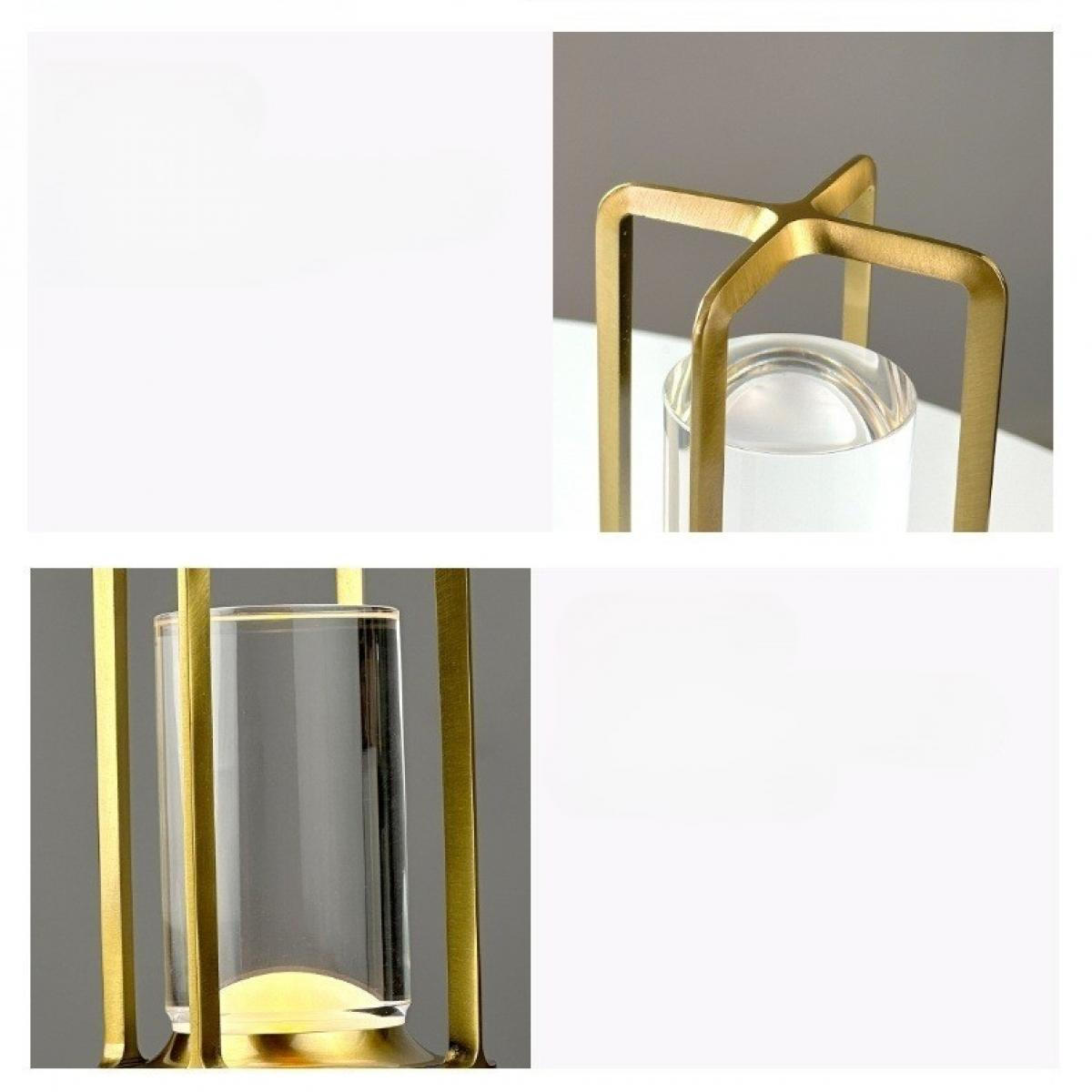 Nahaufnahme eines goldenen Kerzenhalters aus Metall mit einem durchsichtigen Glaszylinder. Der Hintergrund ist weiß und grau.
