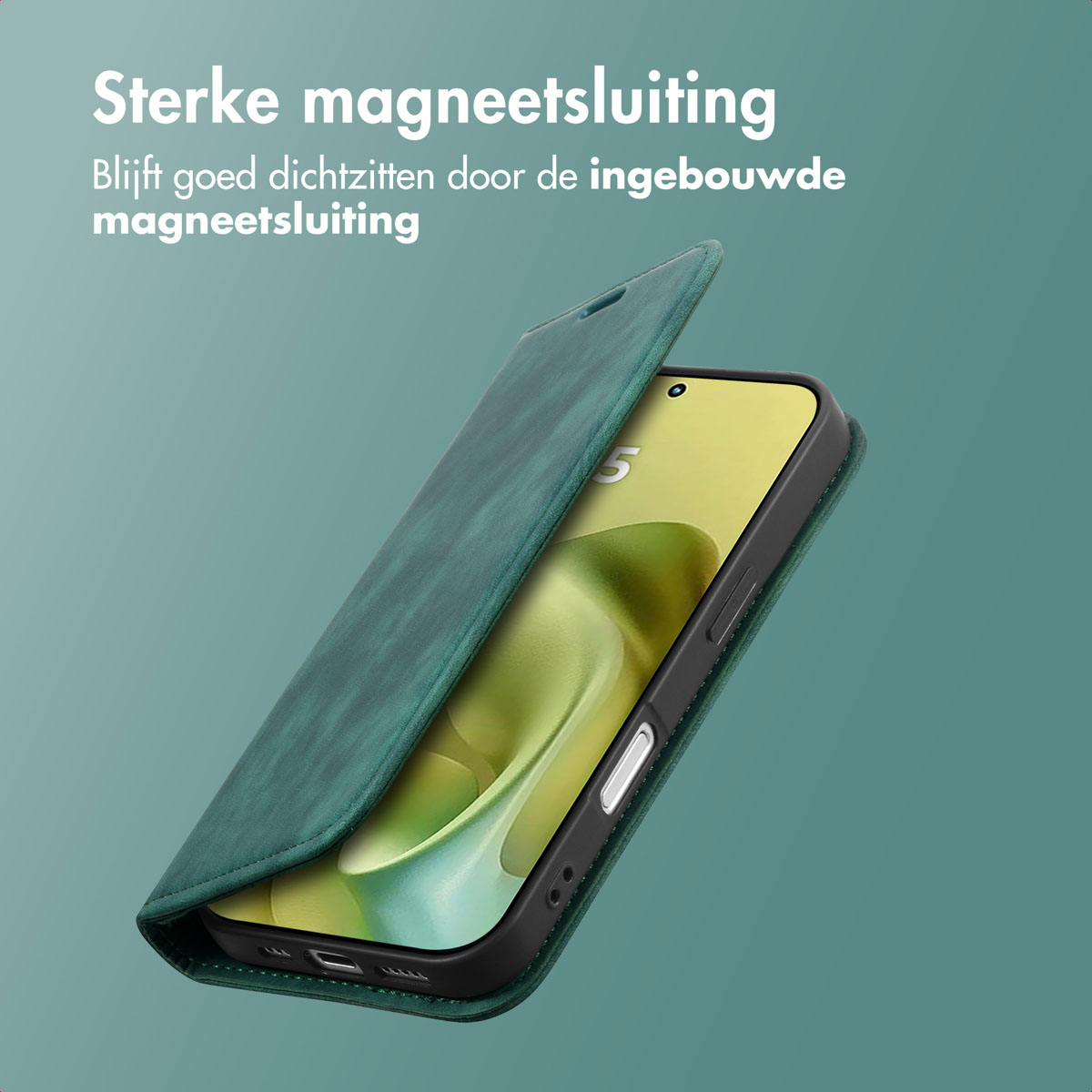 Una custodia verde con chiusura magnetica è mostrata parzialmente aperta, mostrando lo schermo del telefono. Testo in olandese visibile.