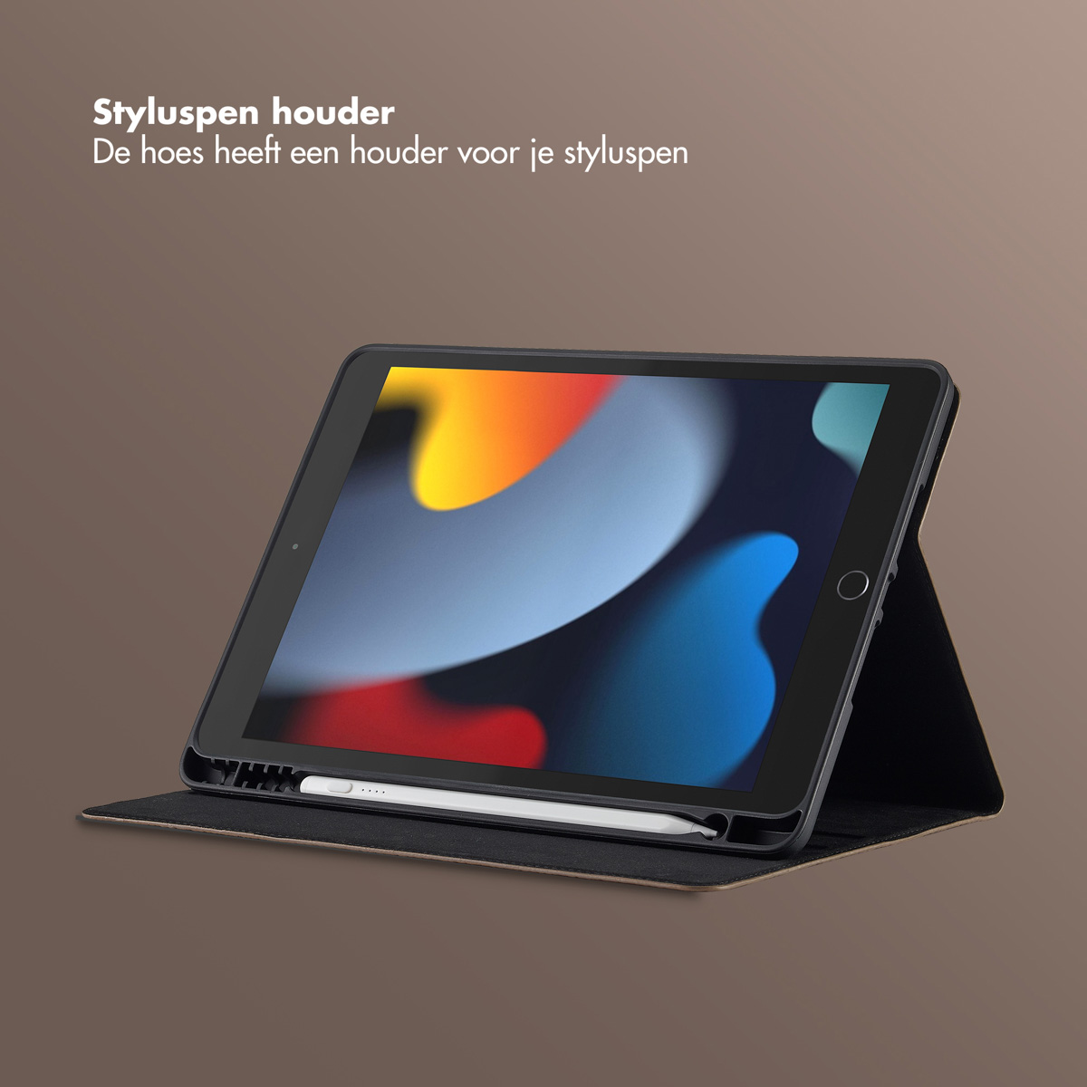 An open tablet with a stylus, in a case. The background is brown, with text at the top that says Styluspen houder.