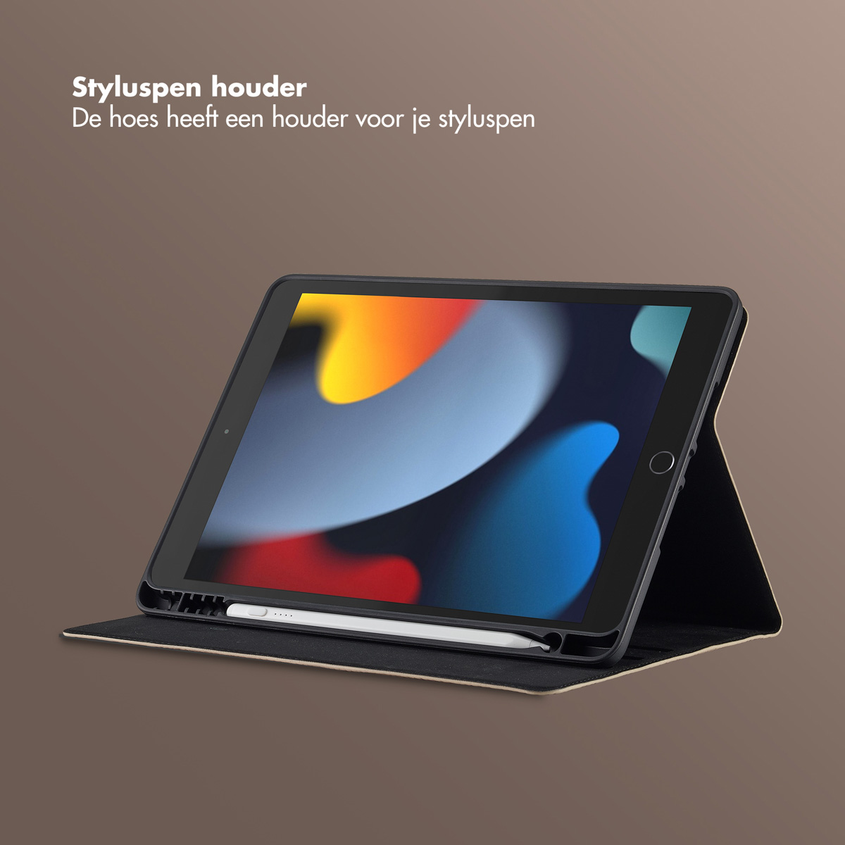 An iPad in a case, with a stylus. The screen displays a colorful background. Text at the top reads 'Styluspen houder'.