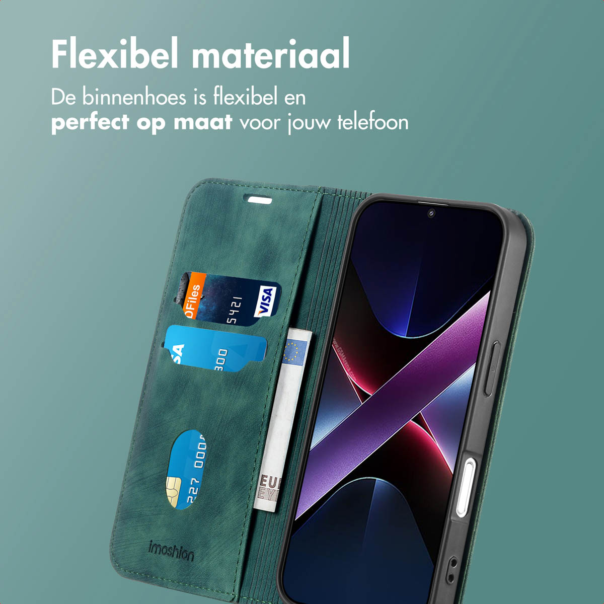 Een groene telefoonhoes met kaarten en geld erin, met een telefoon. Tekst zegt 'Flexibel materiaal'.