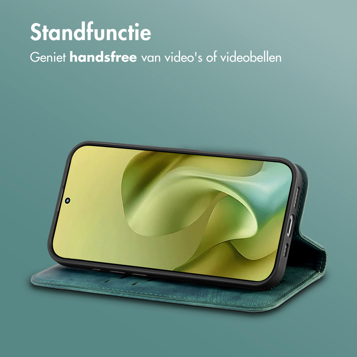 Un telefono in una custodia è in mostra. È appoggiato, mostrando un'immagine verde e gialla sullo schermo. Lo sfondo è verde acqua.