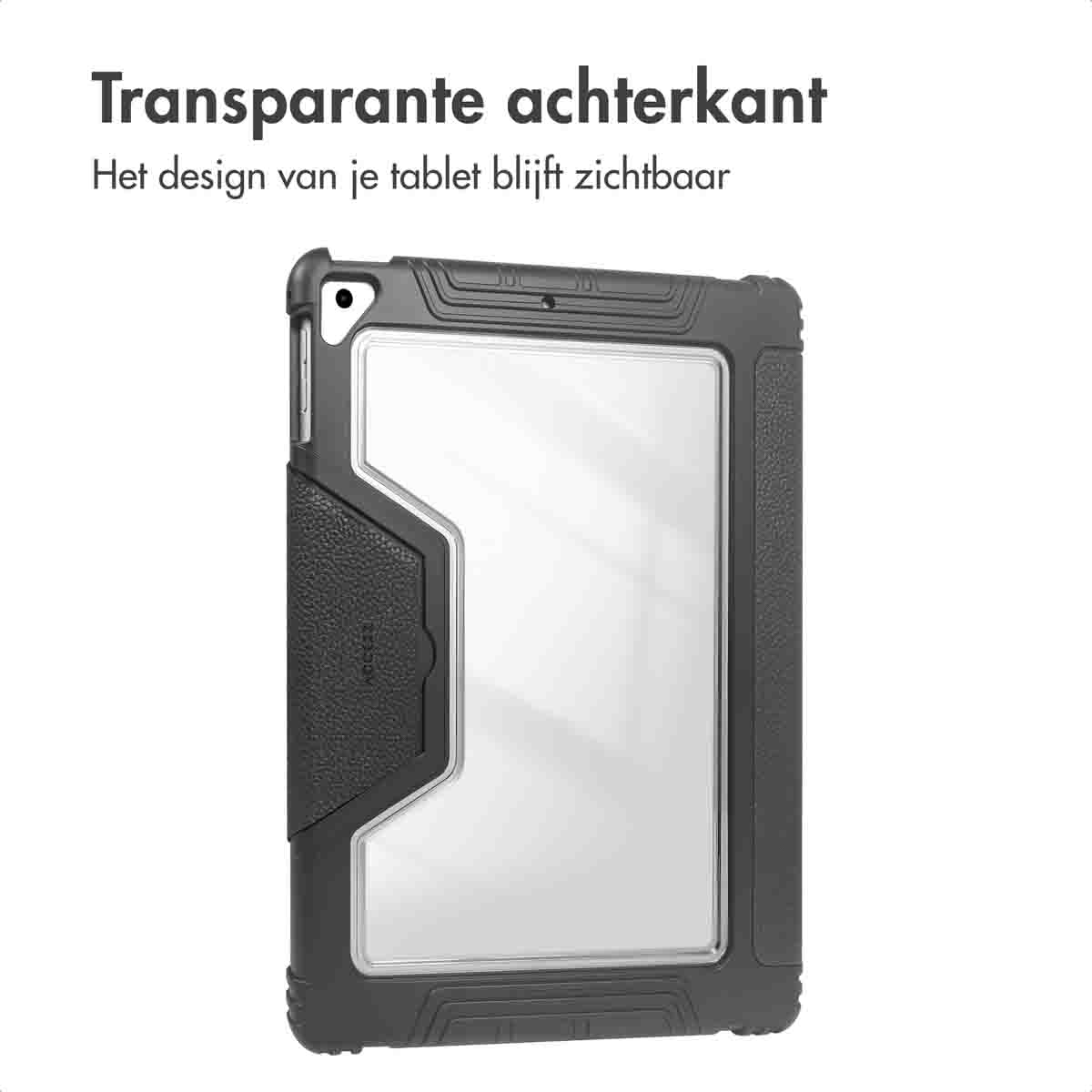 Tablethoesje met transparante achterkant. Zwart frame met een getextureerde zijkant. Tekst bovenaan: Transparante achterkant. Witte achtergrond.