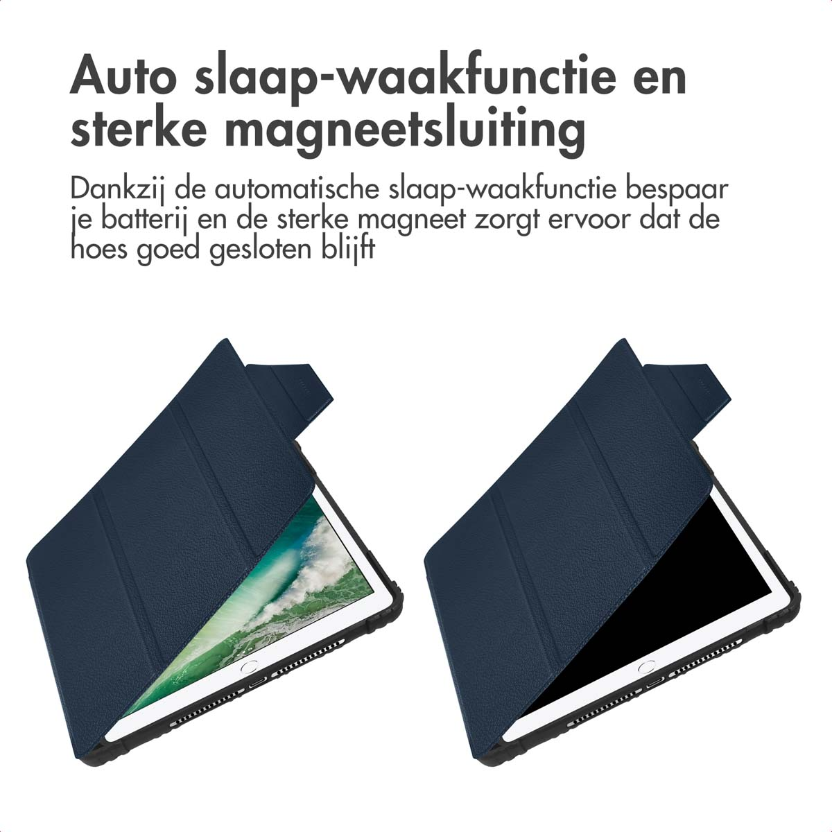 Twee blauwe tablethoezen, één open, één gesloten, op een witte achtergrond. Nederlandse tekst beschrijft automatische slaap-waakfunctie en magnetische sluiting.