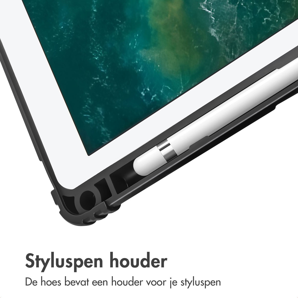 Een witte styluspen in een zwarte tablethoes, het scherm toont een groen en blauw patroon. Tekst: 'Styluspen houder'.