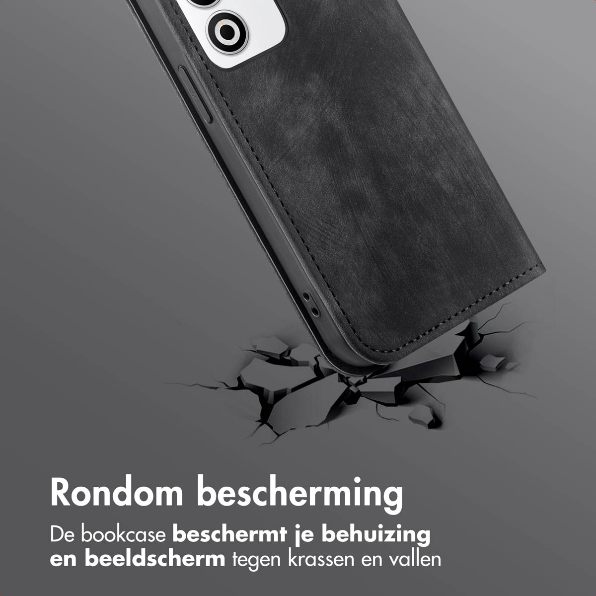 Un étui de téléphone noir avec une texture cuir est présenté avec un effet de sol fissuré. Le texte indique 'Rondom bescherming'.