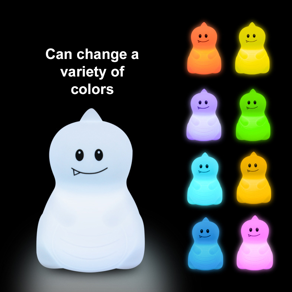 Das Bild zeigt ein Dinosaurier-Nachtlicht, das die Farben wechselt. Der Text besagt, dass es eine Vielzahl von Farben ändern kann. Mehrere Farbbeispiele.