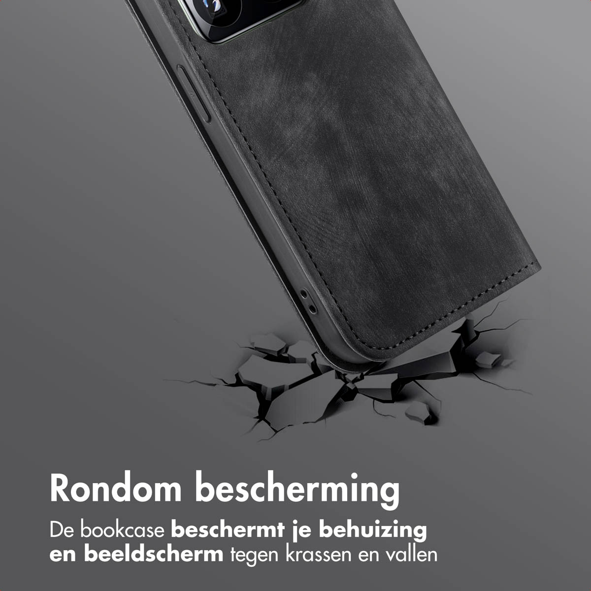 Un étui de téléphone noir, incliné, sur une surface grise avec des fissures. Le texte en bas indique une protection contre les rayures et les chutes.