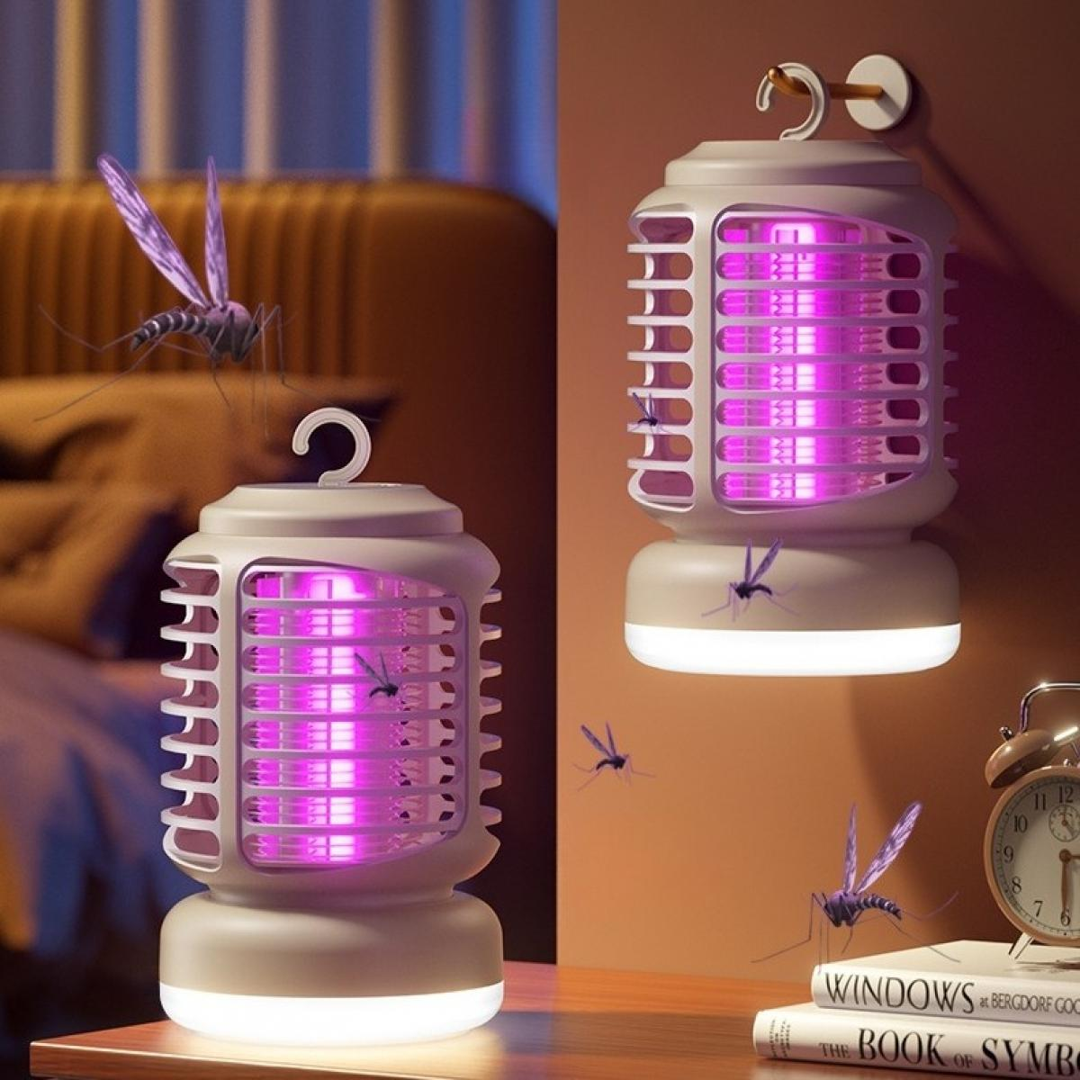 Zwei Mückenzapper mit lila Licht stehen auf einem Tisch. Mücken fliegen um die Zapper herum. Eine Uhr und Bücher stehen auf dem Tisch.