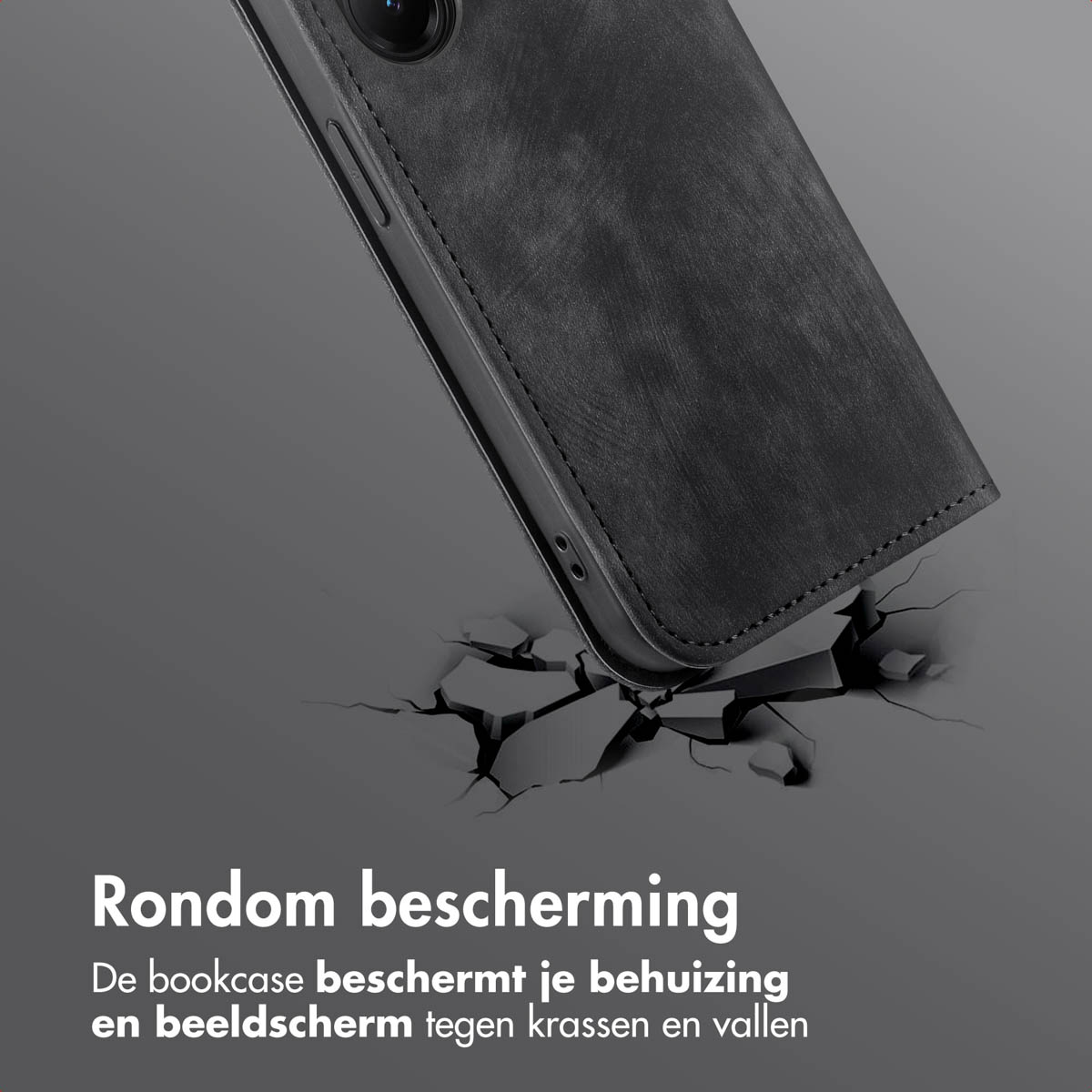 Close-up van een zwarte telefoonhoes op een grijze ondergrond met scheuren. Tekst: 'Rondom bescherming', beschermt de telefoon.