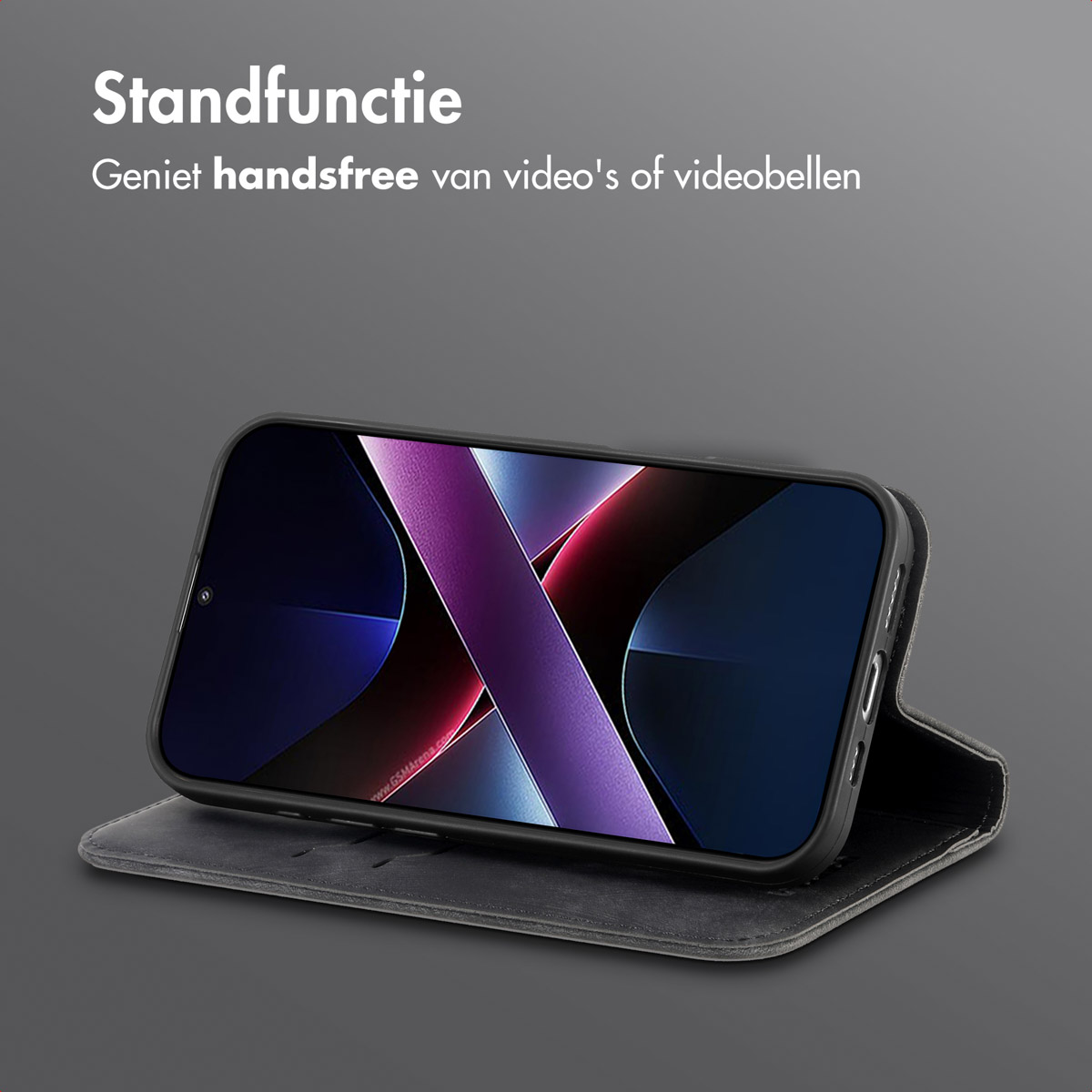 Een smartphone in een hoesje wordt getoond. Het scherm toont een kleurrijke afbeelding. De hoes is open, rustend op een plat oppervlak.