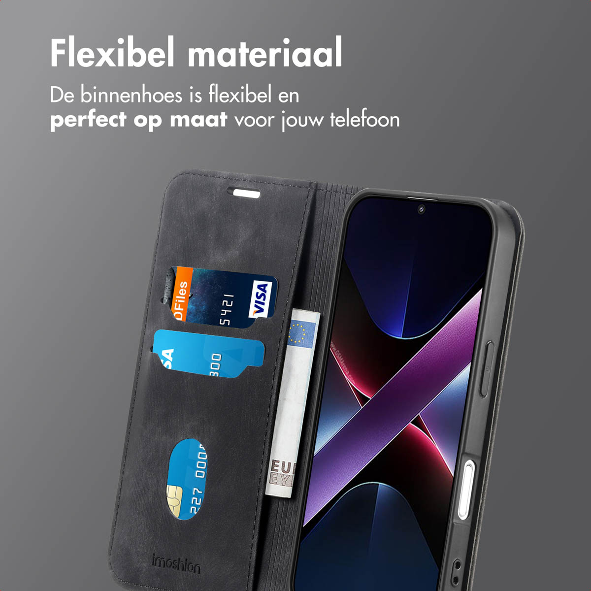 Een telefoonhoesje met een telefoon erin. Kaarten en geld zijn zichtbaar in de hoes. De hoes is zwart.