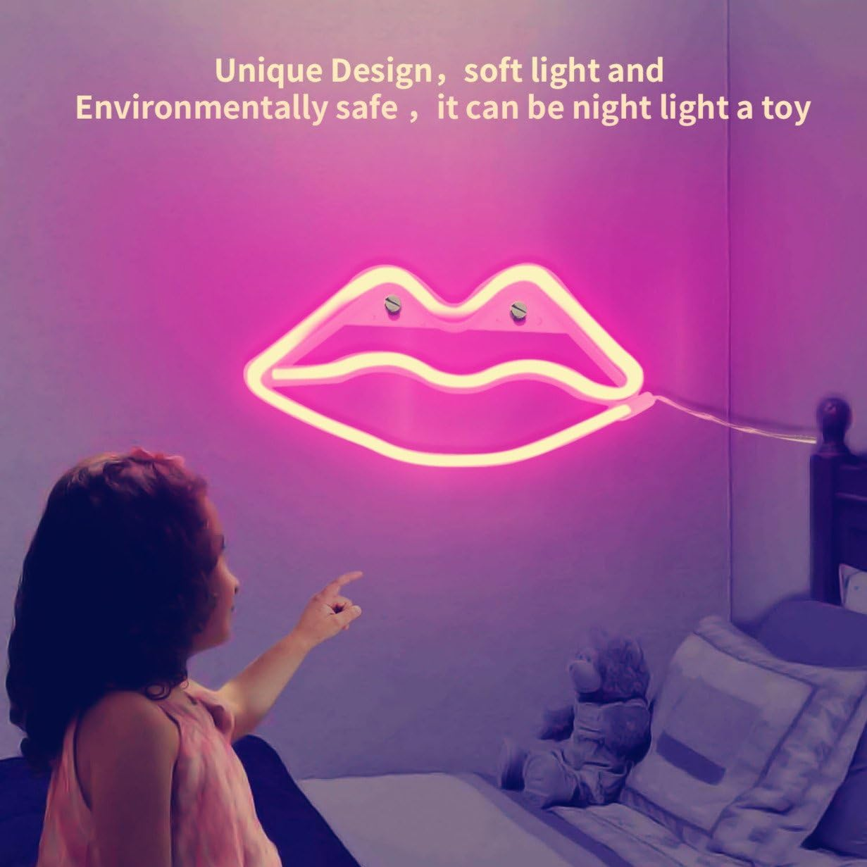 Ein Mädchen zeigt auf ein Neon-Lippenlicht in einem Raum. Ein Teddybär sitzt auf dem Bett. Die Wand ist lila.