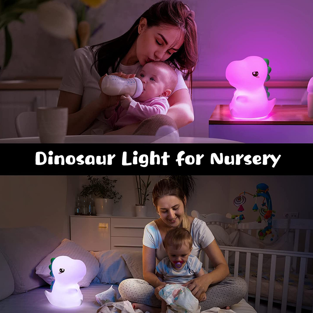 Das Bild zeigt eine Mutter, die ein Baby füttert. Ein dinosaurierförmiges Nachtlicht steht auf dem Tisch und ein weiteres im Schlafzimmer. Text: Dinosaurierlicht für das Kinderzimmer.