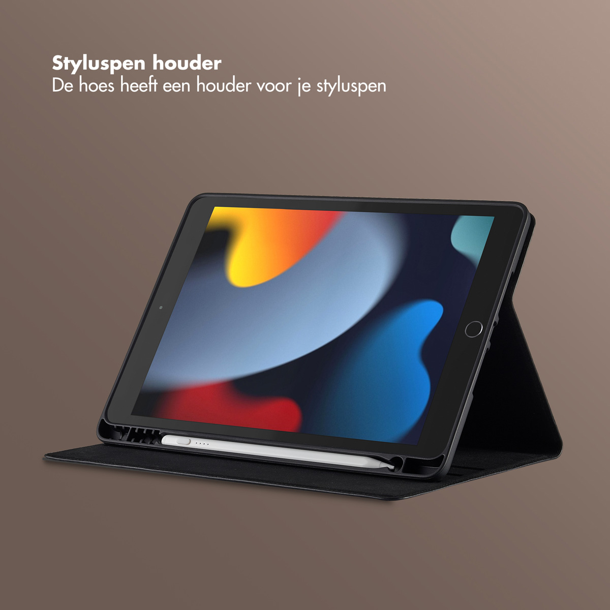 An iPad in a black case with a stylus. The screen displays an abstract colorful image. Text above says 'Styluspen houder'.
