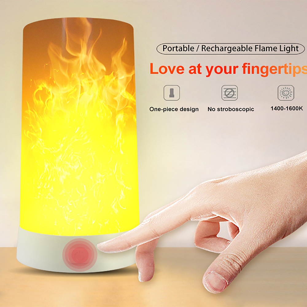 Eine Hand berührt eine Flammeneffekt-Lampe. Die Lampe hat einen weißen Sockel und ein gelbes Flammendesign. Der Text lautet 'Liebe auf Knopfdruck'.
