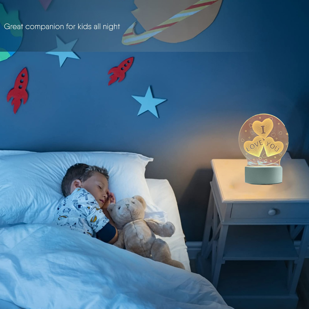 Ein Kind schläft mit einem Teddybär im Bett. Ein Nachttisch hält eine leuchtende Lampe mit 'Ich liebe dich'. Wanddekorationen umgeben.