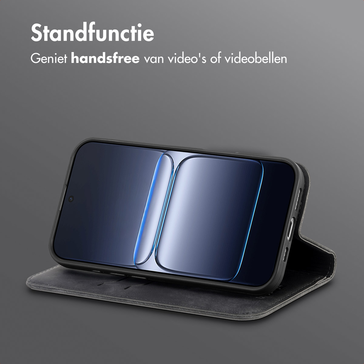 Uno smartphone con custodia nera su una superficie grigia. Lo schermo mostra un'immagine bluastra.