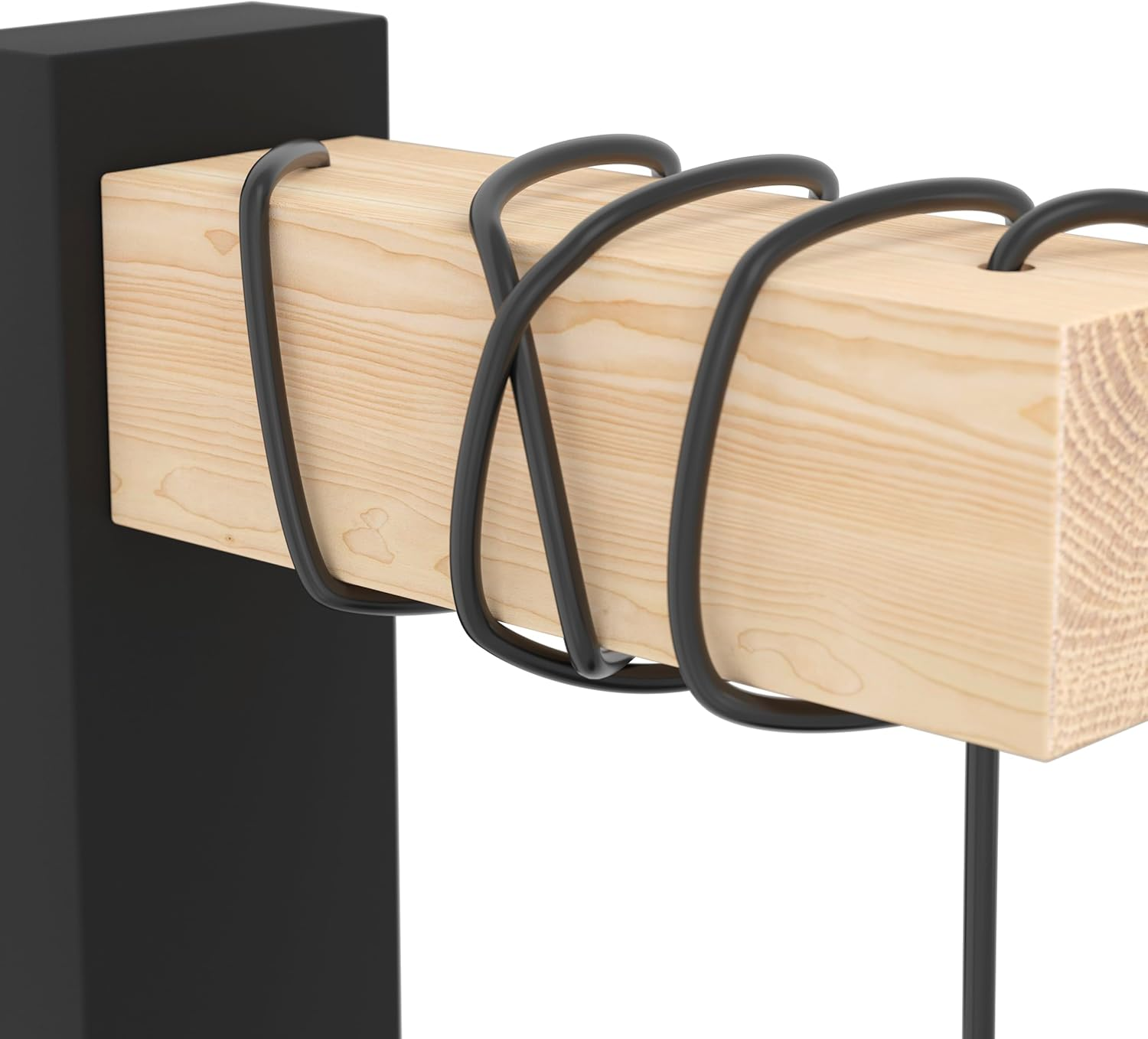 Nahaufnahme eines Holzbalkens mit gebogenen schwarzen Metallstützen. Ein schwarzer Metallpfosten stützt den Balken links.
