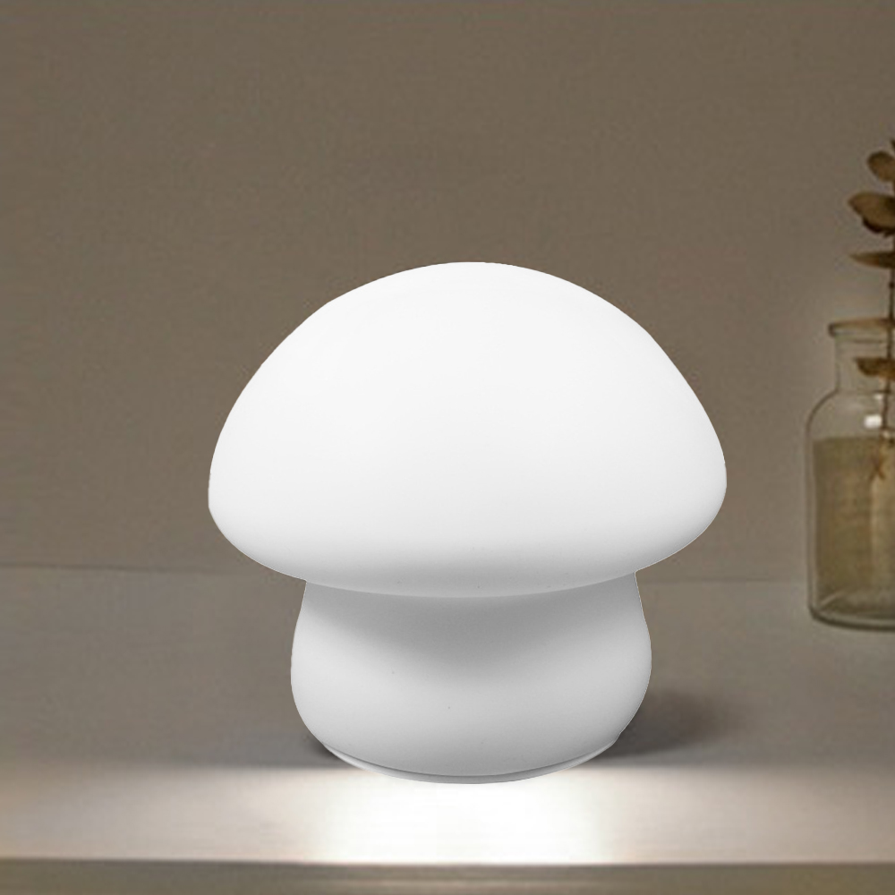 Eine weiße pilzförmige Lampe steht auf einem Regal und wird von unten beleuchtet. Rechts steht eine Glasflasche mit getrockneter Pflanze.