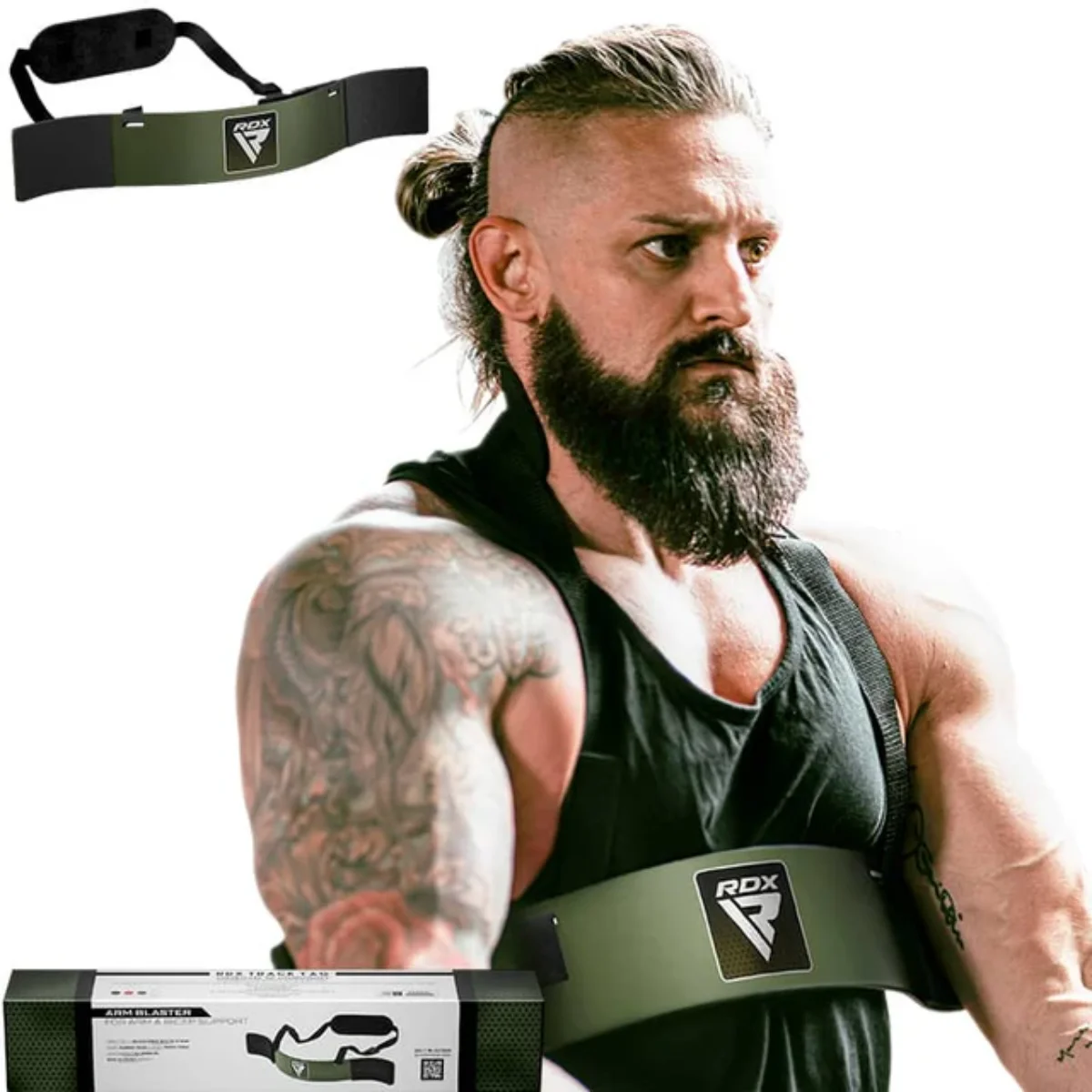 Een gespierde man met een zwarte tanktop en een armblaster. Een productdoos staat in de linker benedenhoek. De man heeft een baard.