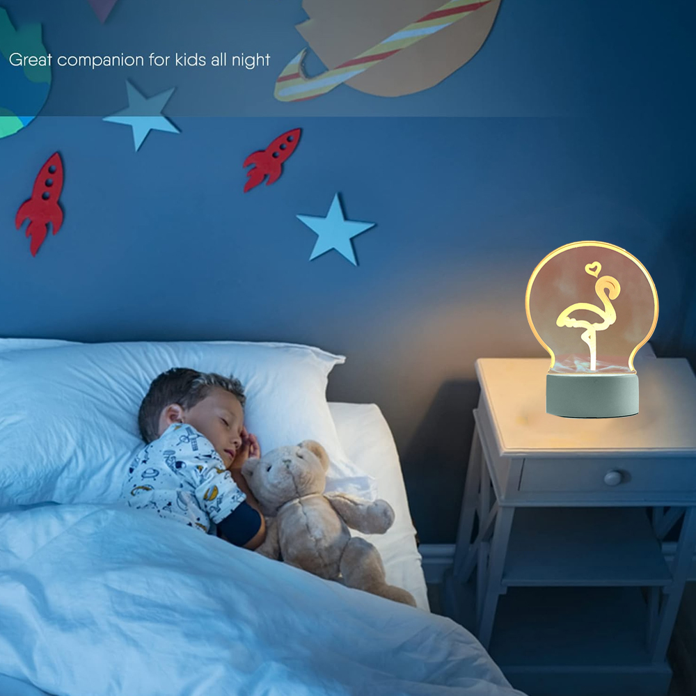 Ein Kind schläft mit einem Teddybären im Bett. Eine Flamingolampe leuchtet auf einem Nachttisch. Sterne und Raketen schmücken die blaue Wand.