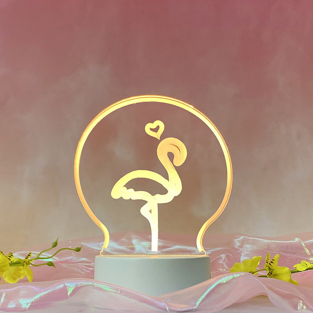Eine flamingo-förmige Lampe mit einem Herzen über dem Kopf. Sie steht auf einem weißen Sockel, mit rosa Hintergrund und gelben Blumen.