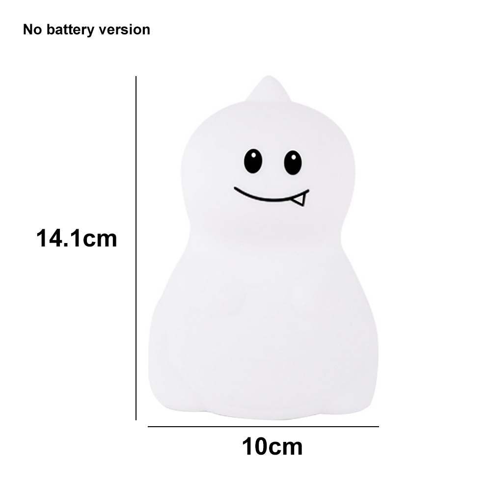 Ein weißes, geisterförmiges Nachtlicht mit einem lächelnden Gesicht und einem Zahn. Die Abmessungen sind 14,1 cm hoch und 10 cm breit.