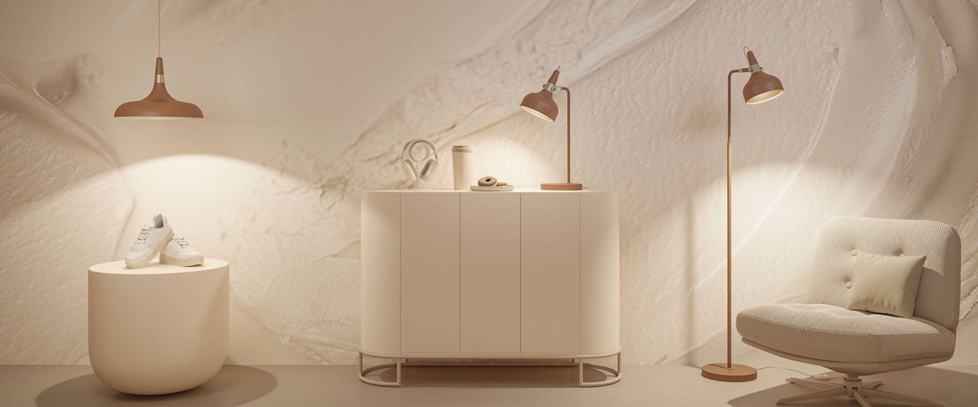 Ein Raum mit beigen Möbeln. Enthält einen Schrank, einen Stuhl, Lampen und ein Paar Schuhe. Der Hintergrund ist eine strukturierte Wand.