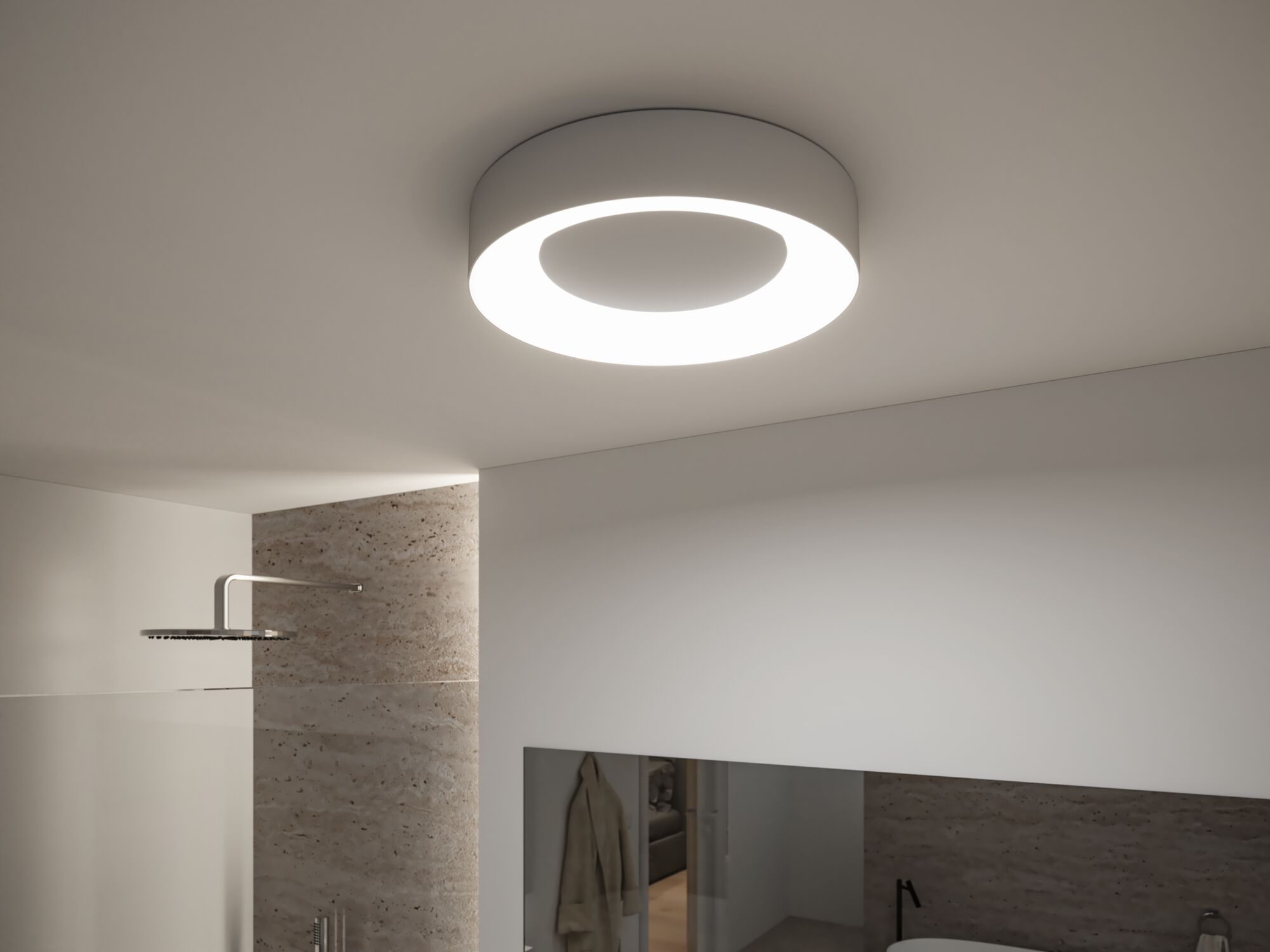 Une salle de bain moderne avec un plafonnier circulaire. Une douche et un miroir sont visibles. Un manteau est accroché près du miroir.
