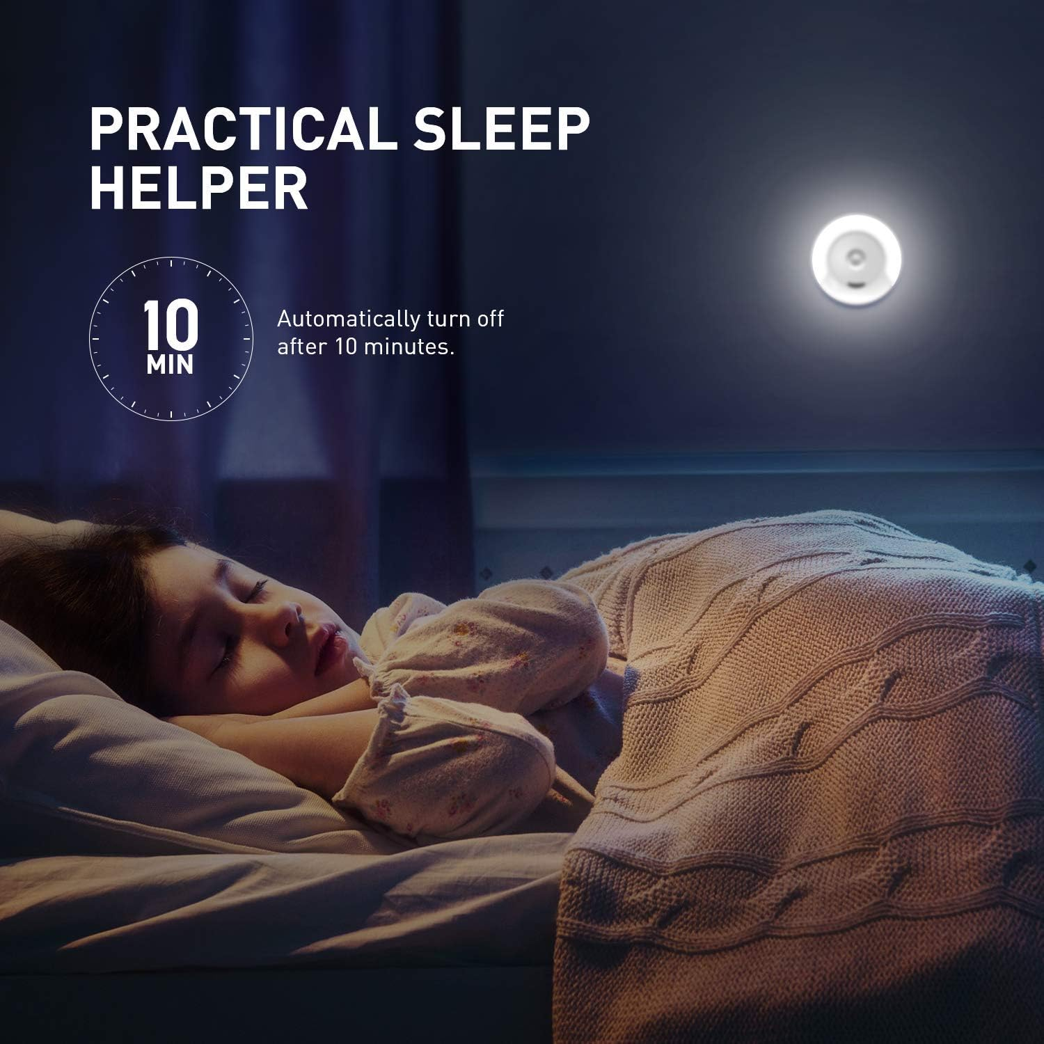 Ein Kind schläft im Bett unter einer Decke. Ein Nachtlicht ist an der Decke. Der Text lautet: Praktischer Schlafhelfer.