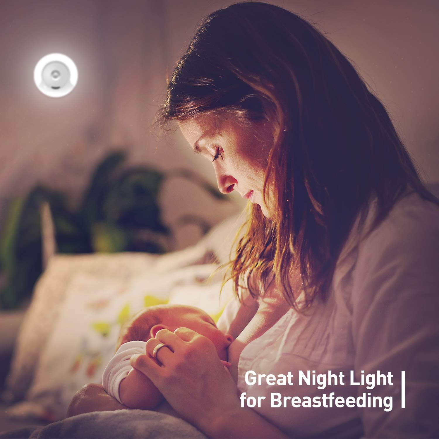 Eine Frau stillt ein Baby. Ein Nachtlicht ist an. Der Text lautet 'Great Night Light for Breastfeeding'.