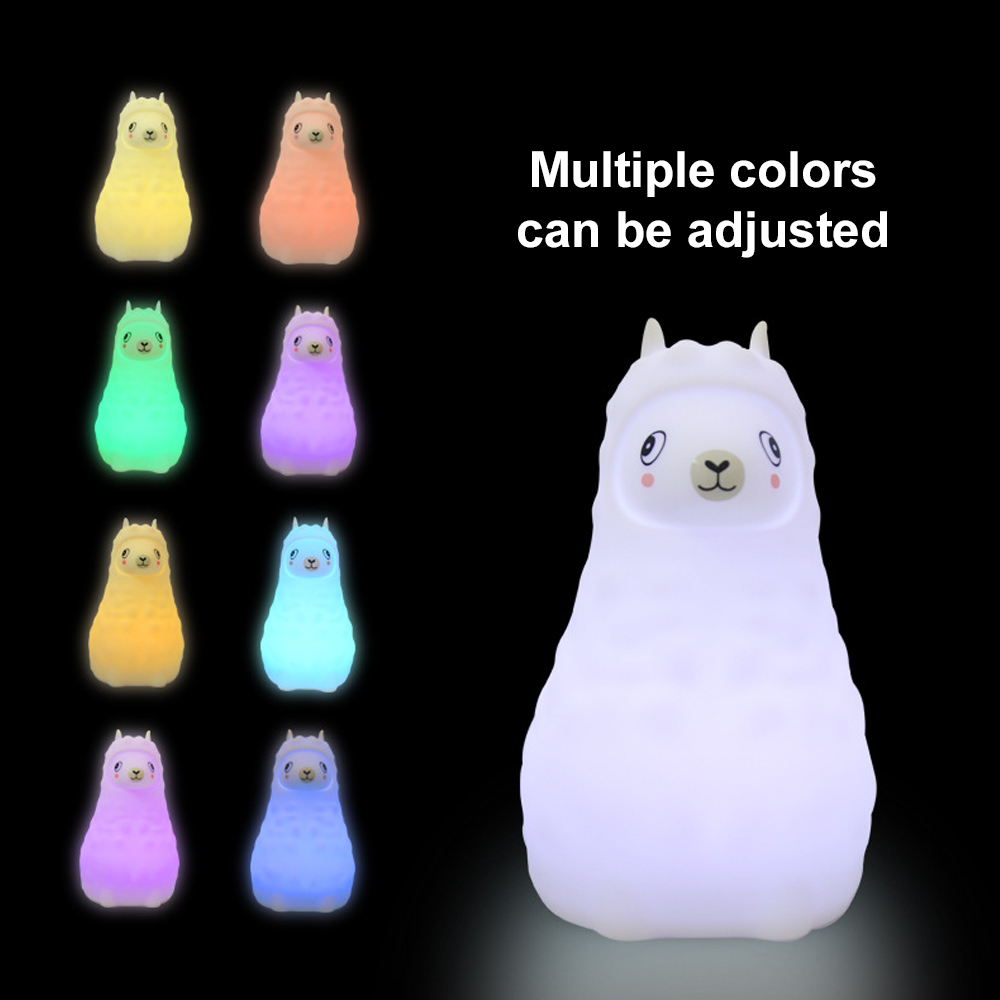 Eine beleuchtete Lama-Lampe mit einstellbaren Farben. Es werden mehrere Farboptionen gezeigt: Gelb, Orange, Grün, Lila und Blau.