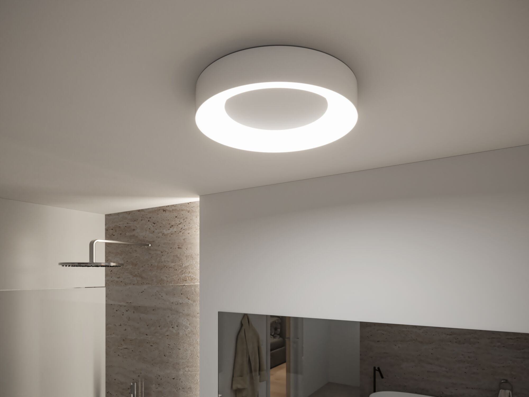 Une salle de bain moderne avec un plafonnier circulaire. Une pomme de douche et un miroir sont visibles. Un manteau est accroché au mur.