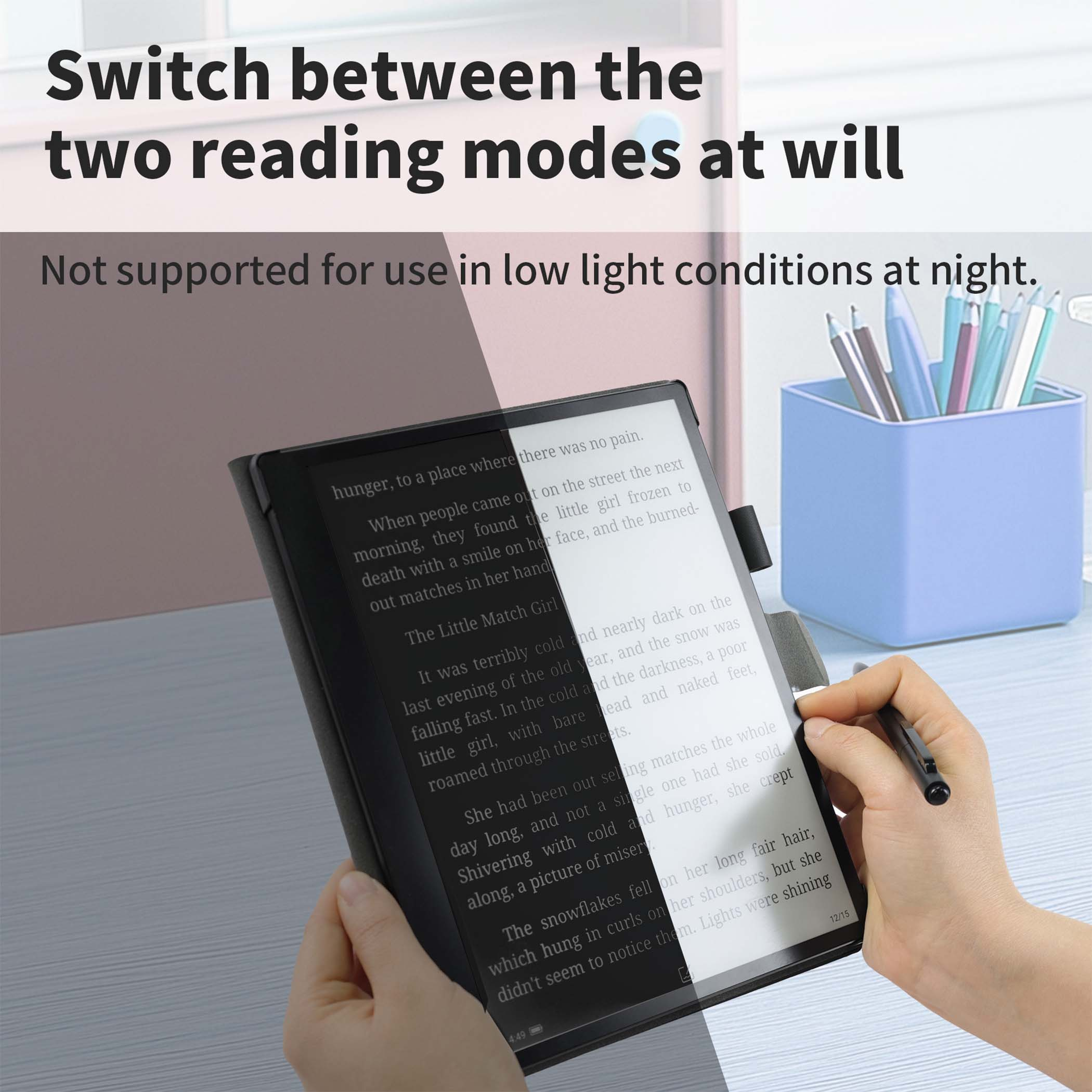 Ręka trzyma tablet z tekstem. Niebieski pojemnik zawiera długopisy. Tekst na tablecie jest czytelny.