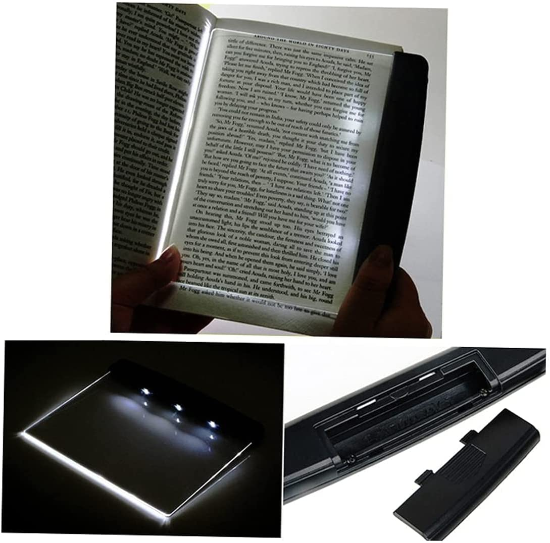 Ein Buch mit eingebauter LED-Leuchte wird gehalten. Das Licht beleuchtet die Seiten. Das Buch ist offen.