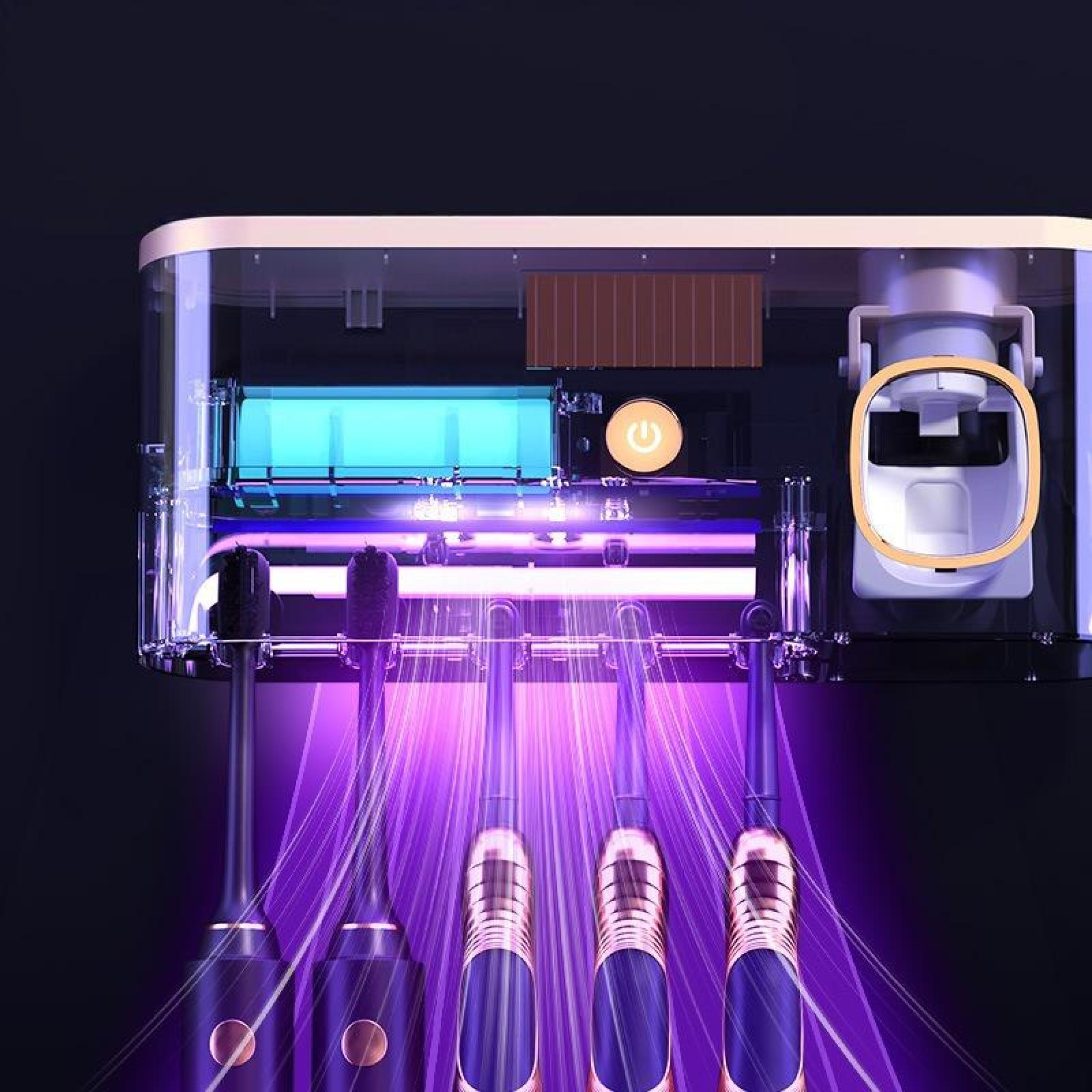 Ein Zahnbürstensterilisator mit vier Zahnbürsten. Violette Lichtstrahlen fallen auf die Zahnbürsten, das Gerät ist weiß und transparent.