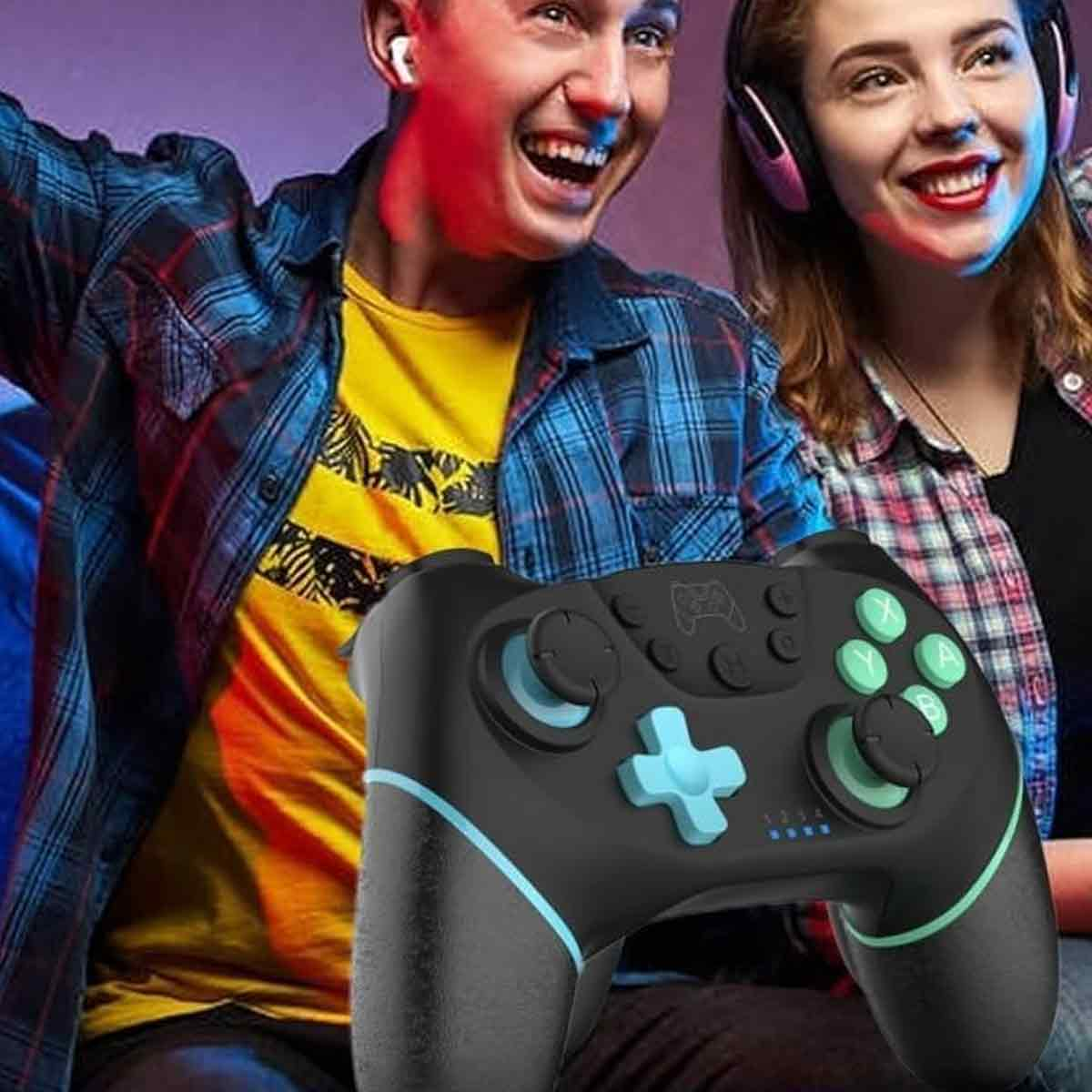 Ein schwarzer Gamecontroller im Fokus. Im Hintergrund lächeln zwei Personen, eine mit Ohrhörern, die andere mit Kopfhörern.