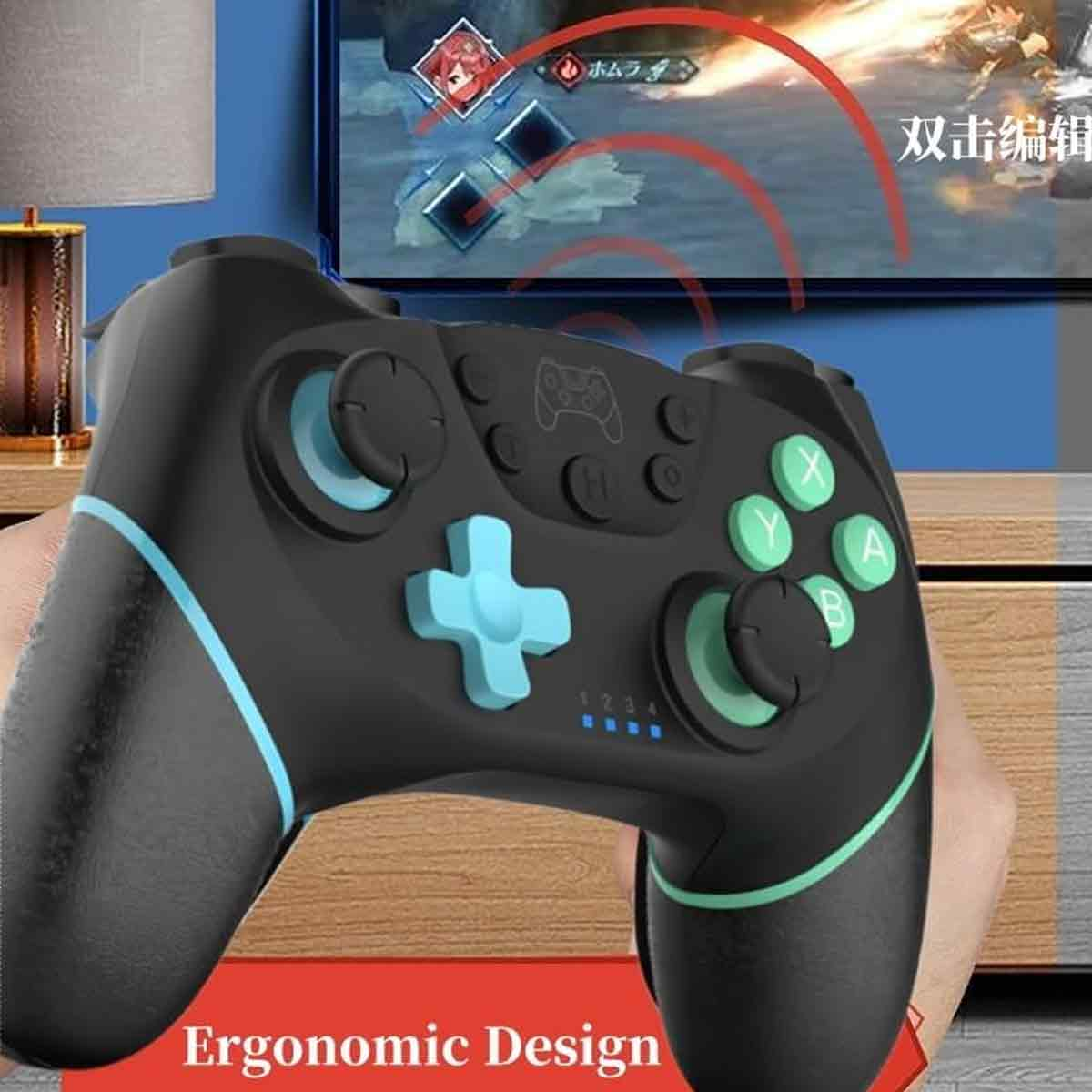 Schwarzer Gamecontroller mit blauen und grünen Akzenten wird gehalten. Ein Bildschirm zeigt ein Spiel mit japanischem Text. Ergonomisches Design.