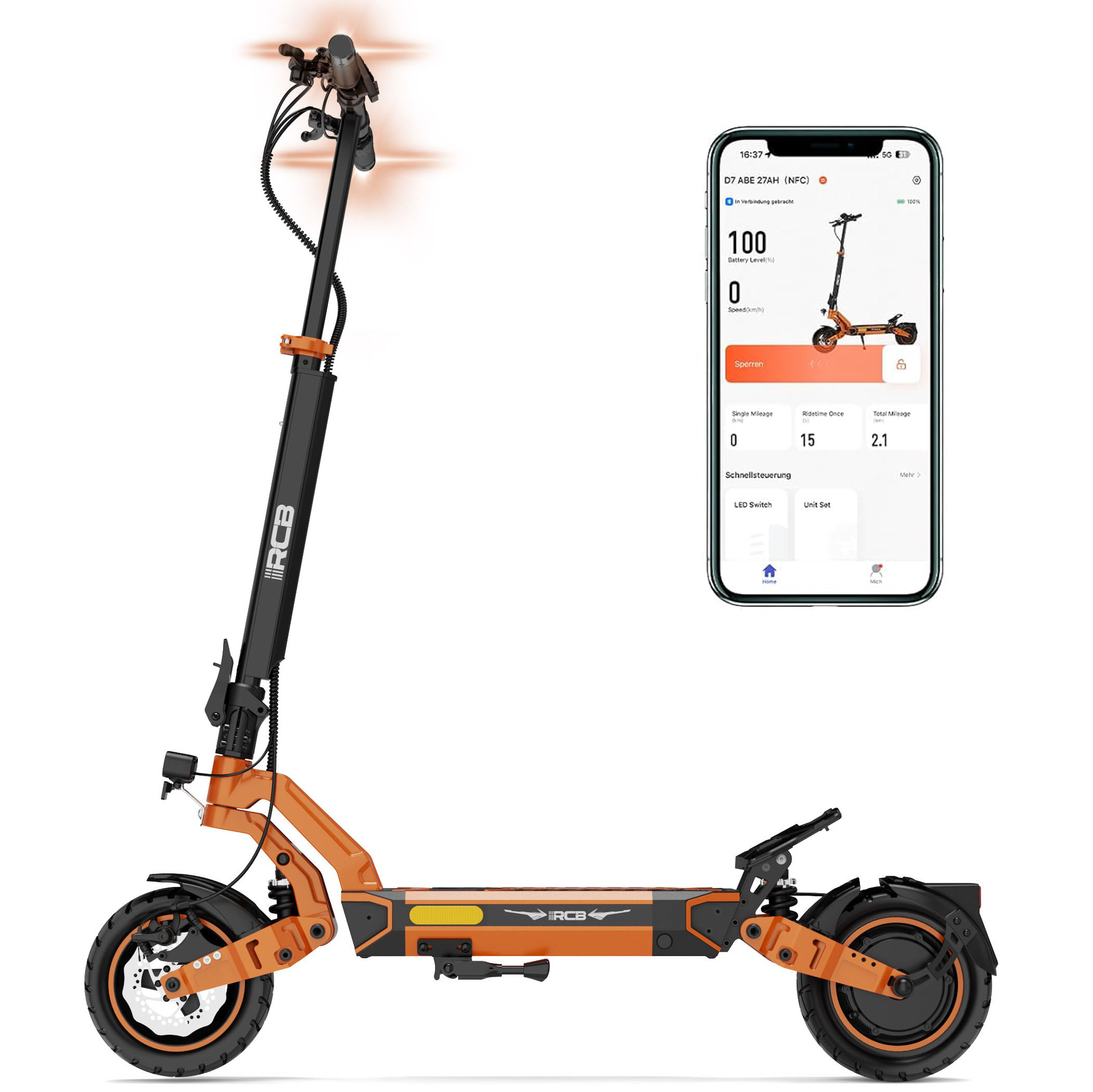 Ein orange-schwarzer Elektroroller mit einem Telefon, das Statistiken anzeigt. Der Roller hat ein Licht an und die Batterie ist bei 100%.