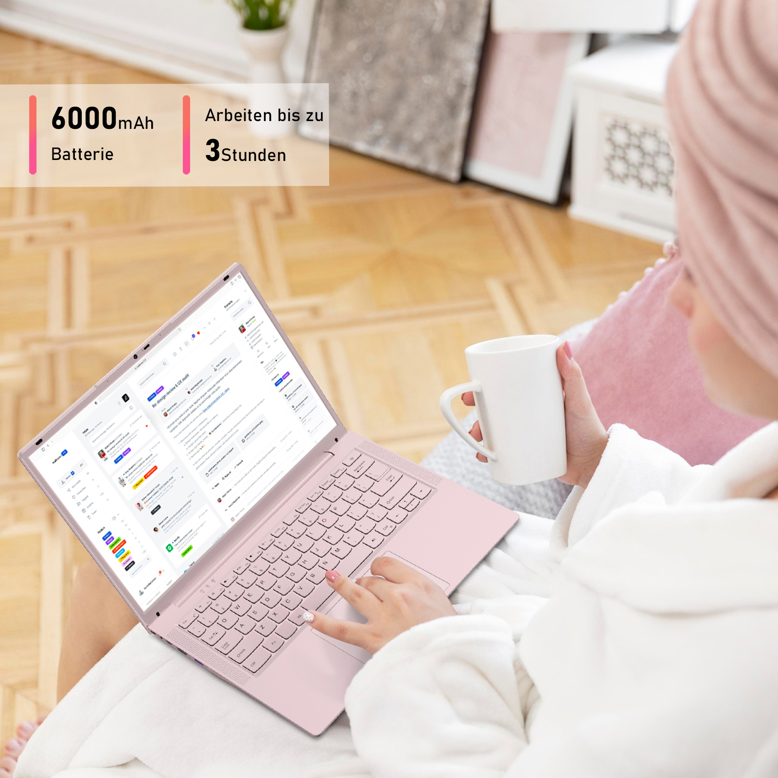 Eine Frau benutzt einen pinkfarbenen Laptop und hält einen weißen Becher. Text: 6000mAh Akku, bis zu 3 Stunden. Hintergrund unscharf.