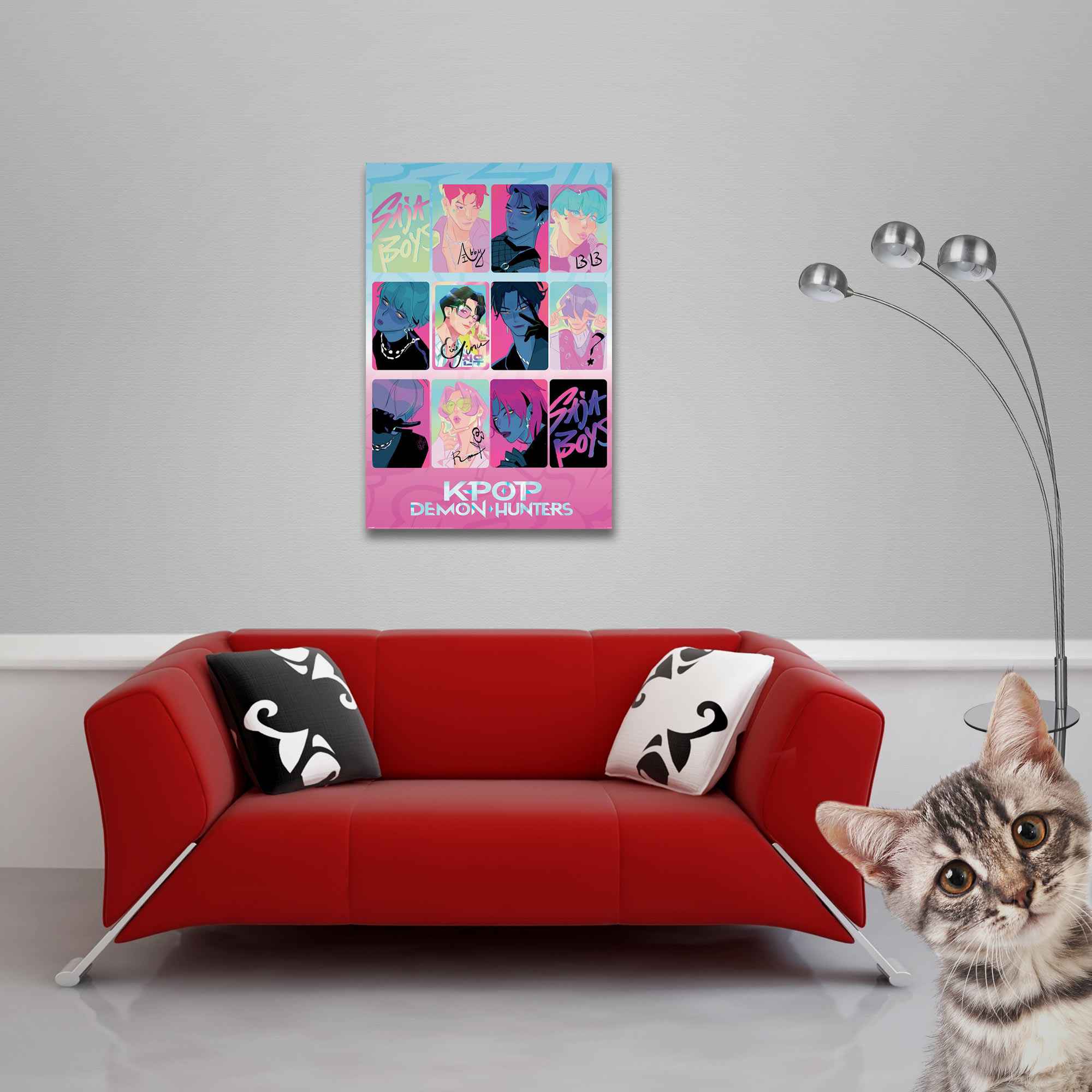 Rotes Sofa mit Kissen, K-Pop-Poster, Lampe und Katze, die in die Kamera schaut.