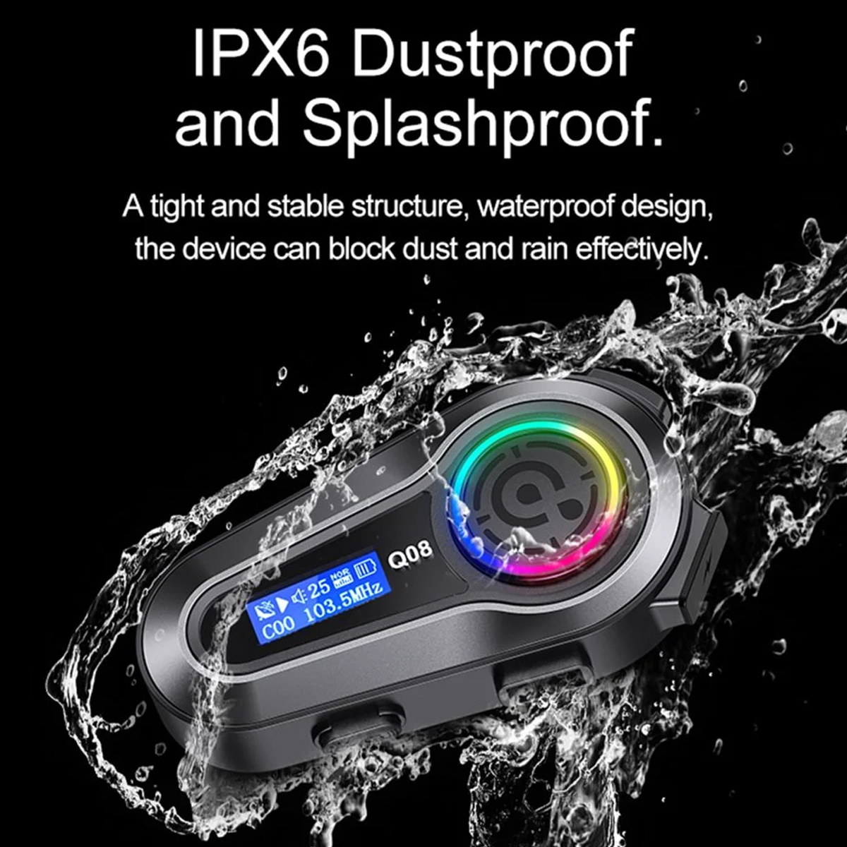 Ein schwarzes Gerät mit Bildschirm wird mit Wasser bespritzt. Text lautet 'IPX6 Dustproof'. Das Gerät hat ein farbenfrohes Licht.