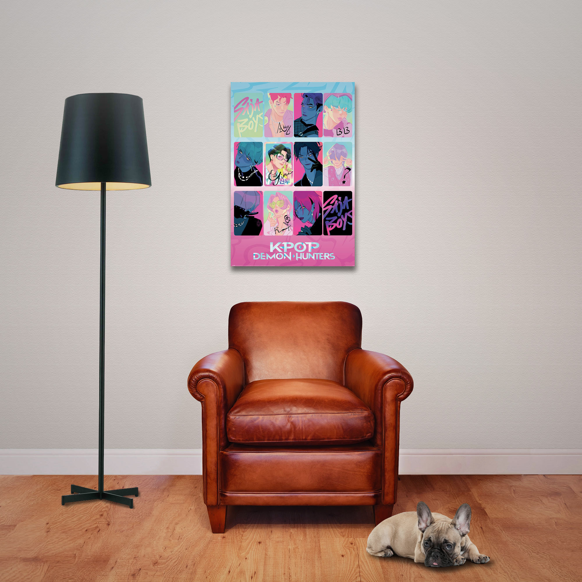 Zimmer mit Poster, Sessel und Hund. Das Poster zeigt 'KPOP DEMON HUNTERS'. Ein Hund ruht am Fuß des Stuhls.