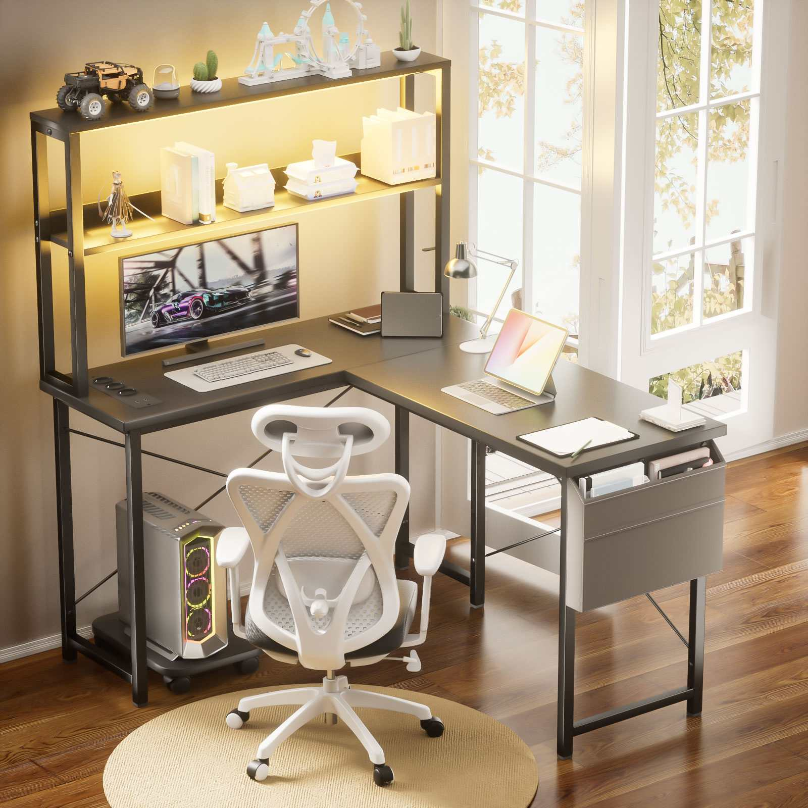 Moderne Büroeinrichtung mit Computer, Schreibtisch und ergonomischem Stuhl. Fenster im Hintergrund, Regale mit Deko.