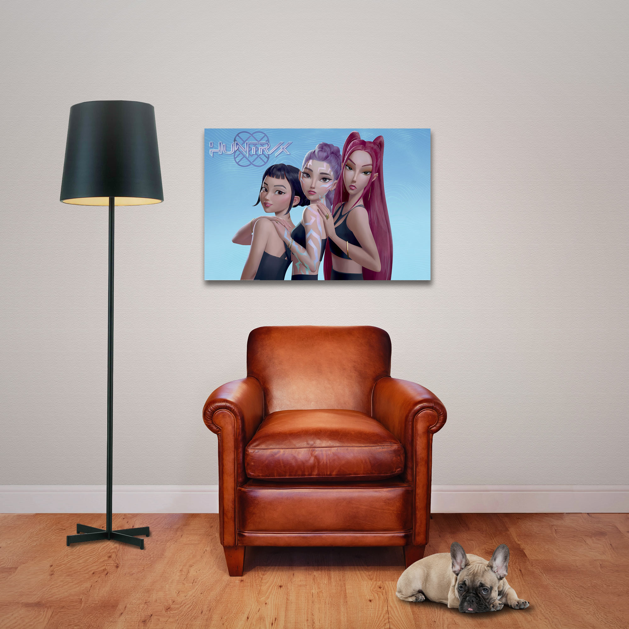 Ein Raum mit einem Gemälde von drei Frauen, einem Ledersessel, einer Lampe und einem Hund auf dem Boden.