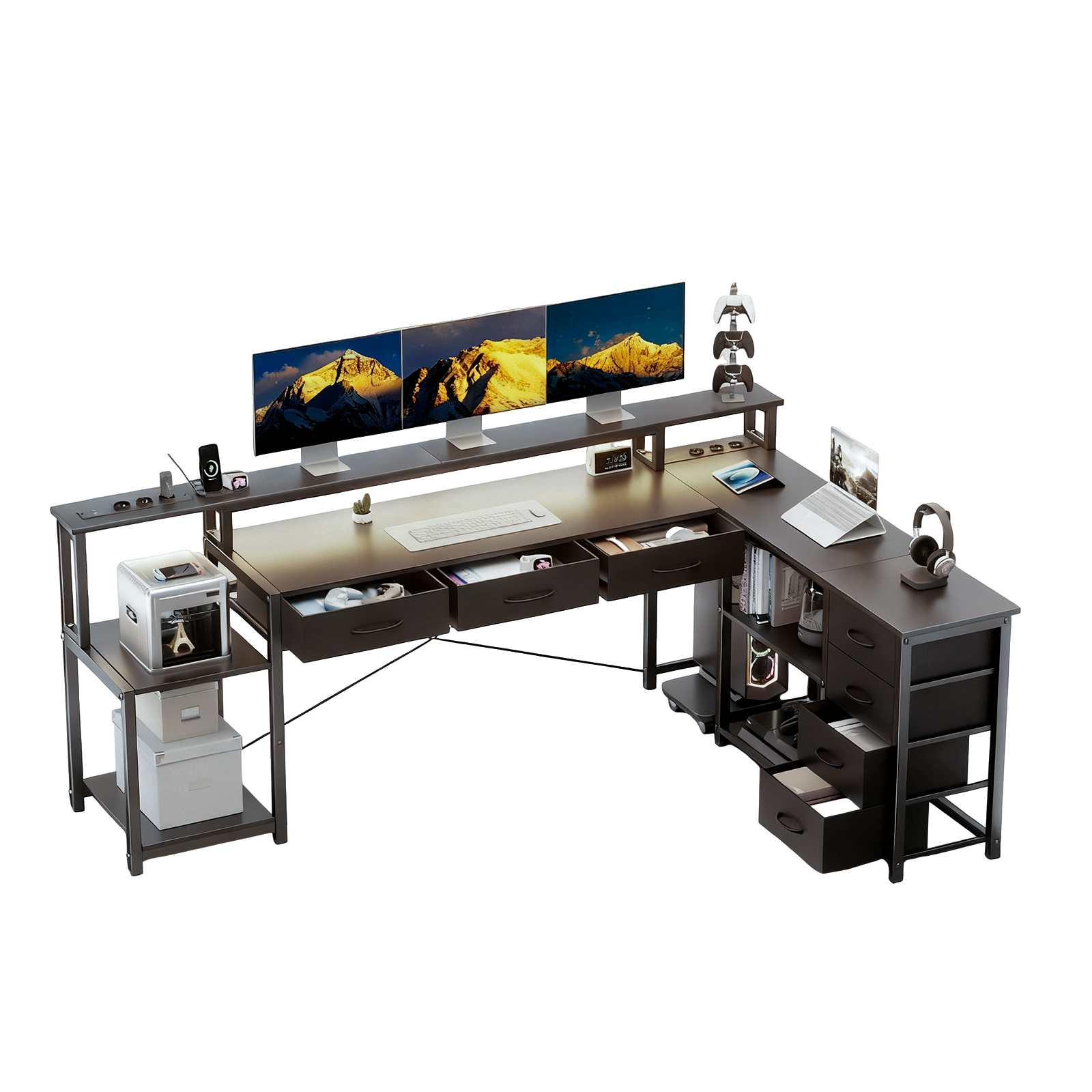 Ein dunkelbrauner L-förmiger Computertisch mit mehreren Monitoren, Schubladen und Regalen. Enthält einen Drucker, Zubehör und einen Laptop.