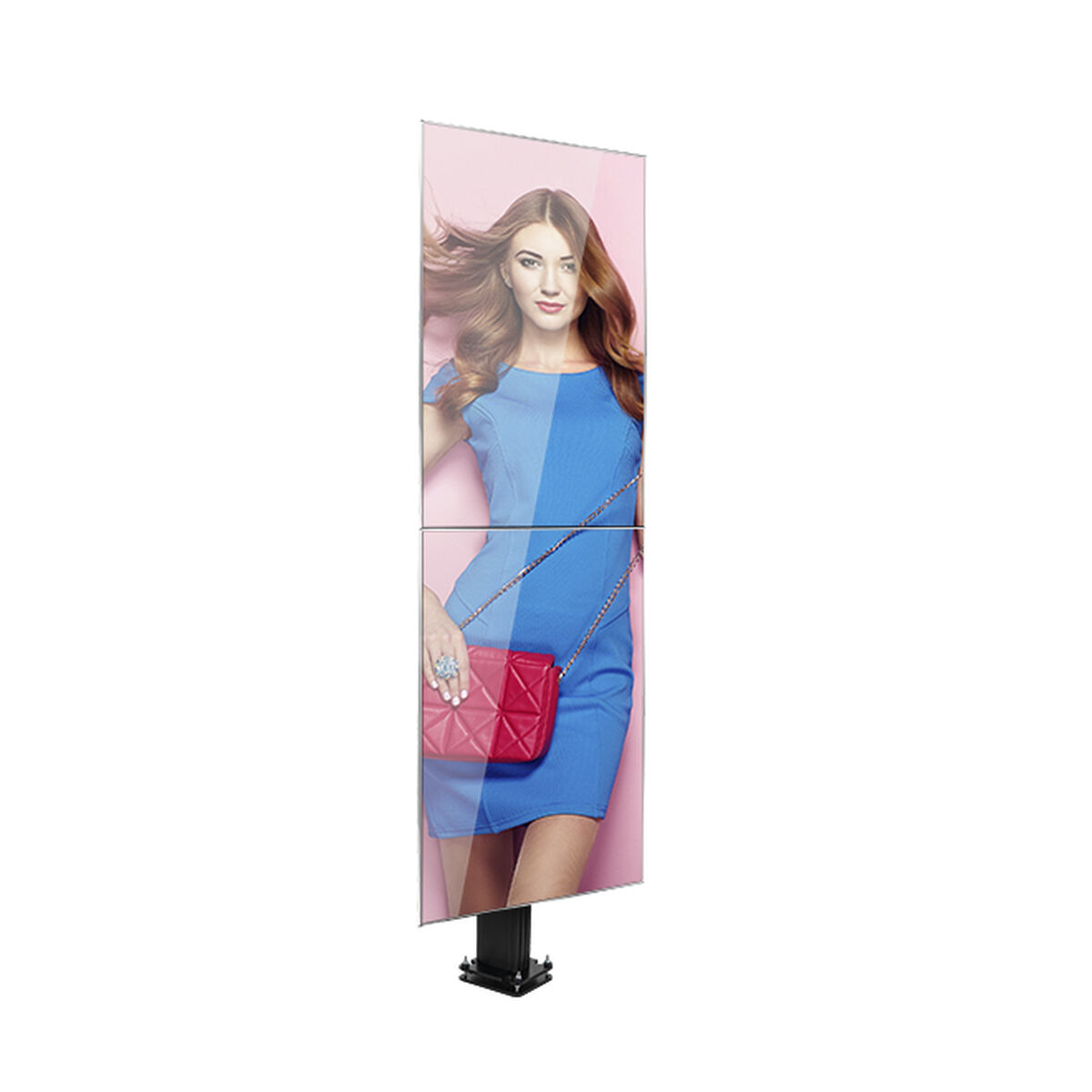 Una donna in abito blu con una borsa rossa è visualizzata su uno schermo montato su un supporto nero.