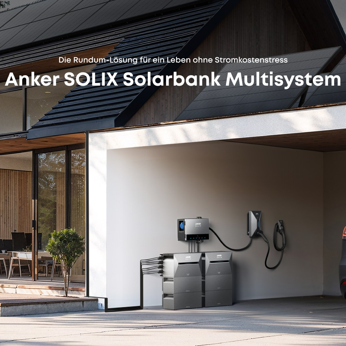 Ein modernes Haus mit Sonnenkollektoren. Anker SOLIX Solarbank Multisystem wird angezeigt. Solarpanels, Batterien und eine Ladestation sind sichtbar.